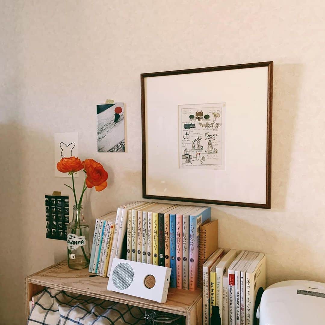 赤坂由梨さんのインスタグラム写真 - (赤坂由梨Instagram)「ㅤㅤㅤ ㅤㅤㅤ キッチンのミニ本棚🥫ㅤㅤㅤ  衣食住にまつわる本はここに置いて 煮込んでいる時やオーブンを待っている隙間時間に 読むことが多いです。あのレシピなんだっけって時にも。 ㅤㅤㅤ 真ん中にちょこんと置いてあるのはIKEAのスピーカー。 見た目もお値段もかわいい。音質も私的には充分😌ㅤㅤㅤ この子のおかげで おうち時間がますます楽しくなってます  #きのう何食べた は貸出中🙃🙂ㅤㅤㅤ ㅤㅤㅤ」2月25日 22時27分 - __fuyuri