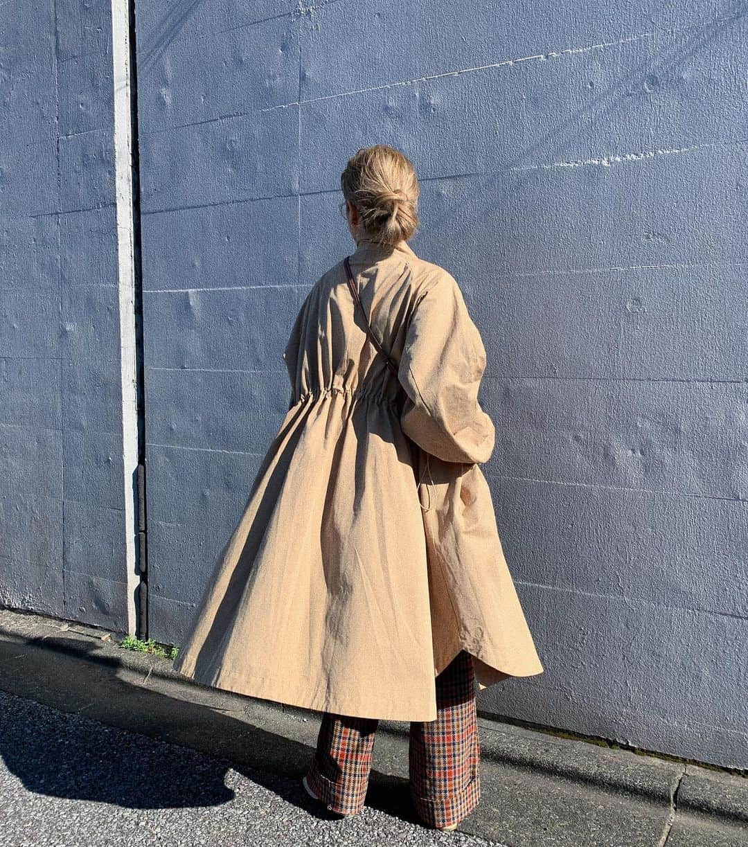 KARENさんのインスタグラム写真 - (KARENInstagram)「先週発売のround hem mods coat🎗モッズコートってメンズライクな印象になるイメージだったので、今回は裾をラウンドにしてウエストを絞るとぎゅっとギャザーが寄る仕様に😌◎ ウエストのたっっぷりとしたギャザーで後ろ姿がバチバチにかわいい〜 タイトヘアー久しぶりにしたかったんだけど毛量えくぐくておだんご大きすぎるなぁ🍡 @flugge_official  #flugge#modscoat #2021半目の年」2月25日 22時28分 - karen_nrsm