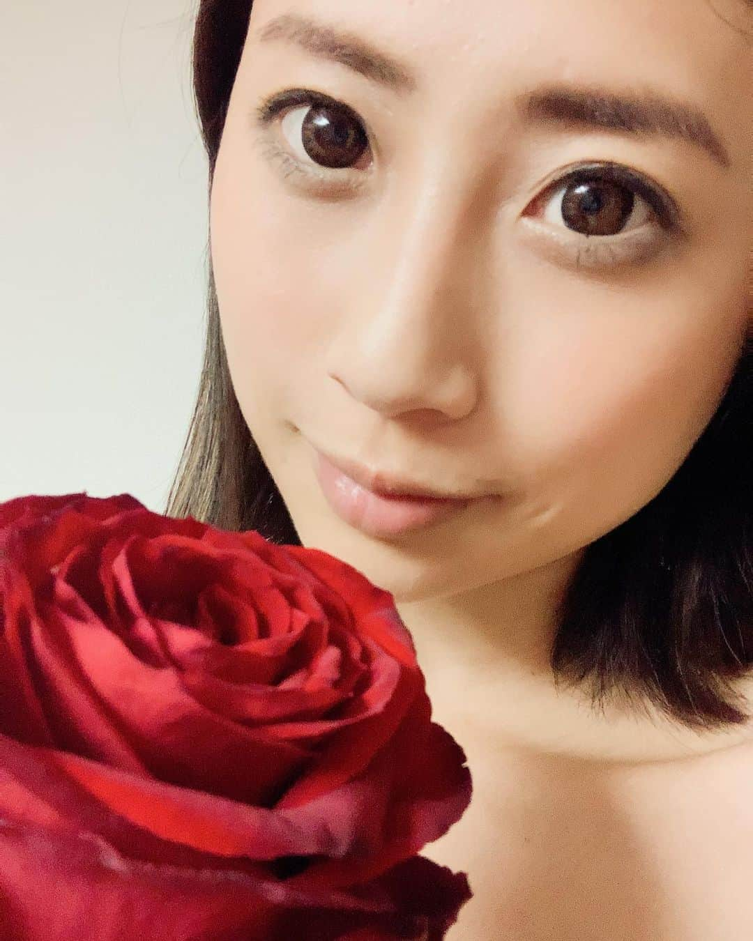 桜井未来さんのインスタグラム写真 - (桜井未来Instagram)「屋久島のお土産ー！と、素敵な薔薇🌹を頂いたから...  バチェラー風に🌹🤣（笑）  髪ボサボサ、メイクも中途半端でキメ顔してたら、子供に不思議そうな顔で見られたよ😂🤣💄w  #バチェラー大好き芸人 #薔薇 #バチェラー #バチェラージャパン #男の子ママ #女の子ママ #ママ #baby #ママ友募集 #赤ちゃんのいる生活 #ベビスタグラム #mamagirl #ベビフル #コドモダカラ #コドモノ #ママリ #親バカ部 #新米ママ東京部 #ベビモ #엄마　#妈妈 #媽媽 #Mom」2月25日 22時30分 - miki.sakurai0214