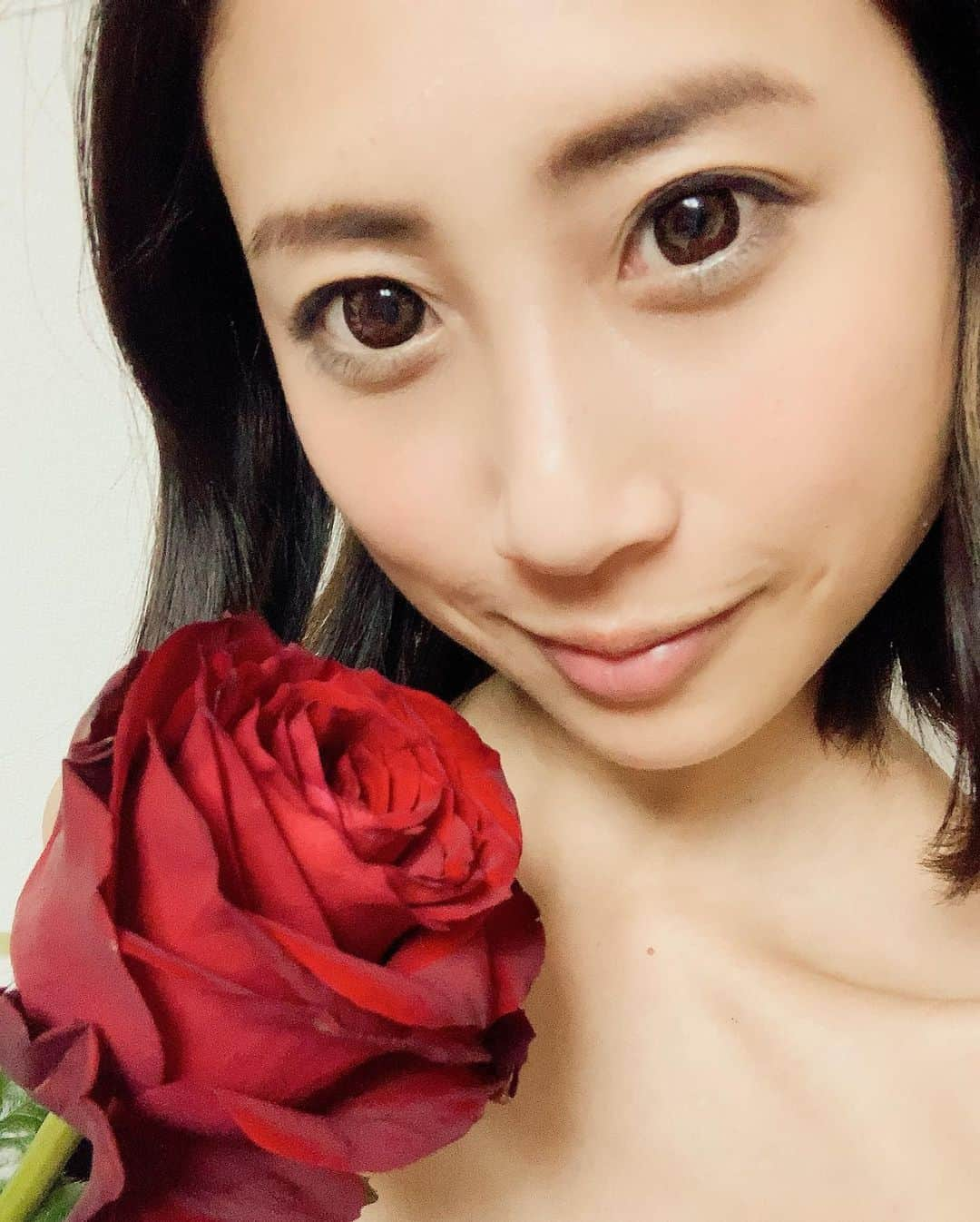 桜井未来さんのインスタグラム写真 - (桜井未来Instagram)「屋久島のお土産ー！と、素敵な薔薇🌹を頂いたから...  バチェラー風に🌹🤣（笑）  髪ボサボサ、メイクも中途半端でキメ顔してたら、子供に不思議そうな顔で見られたよ😂🤣💄w  #バチェラー大好き芸人 #薔薇 #バチェラー #バチェラージャパン #男の子ママ #女の子ママ #ママ #baby #ママ友募集 #赤ちゃんのいる生活 #ベビスタグラム #mamagirl #ベビフル #コドモダカラ #コドモノ #ママリ #親バカ部 #新米ママ東京部 #ベビモ #엄마　#妈妈 #媽媽 #Mom」2月25日 22時30分 - miki.sakurai0214