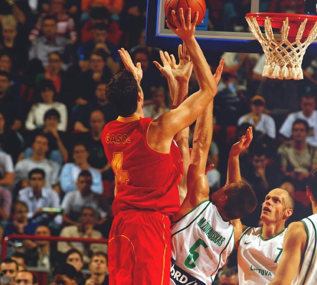 FIBAさんのインスタグラム写真 - (FIBAInstagram)「📅 September 2003. Šaras & Pau square off as 🇱🇹 and 🇪🇸 battle for the #EuroBasket 🏆  📅 February 2021. Two legends of the game will share the same locker room in Barcelona!」2月25日 22時31分 - fiba