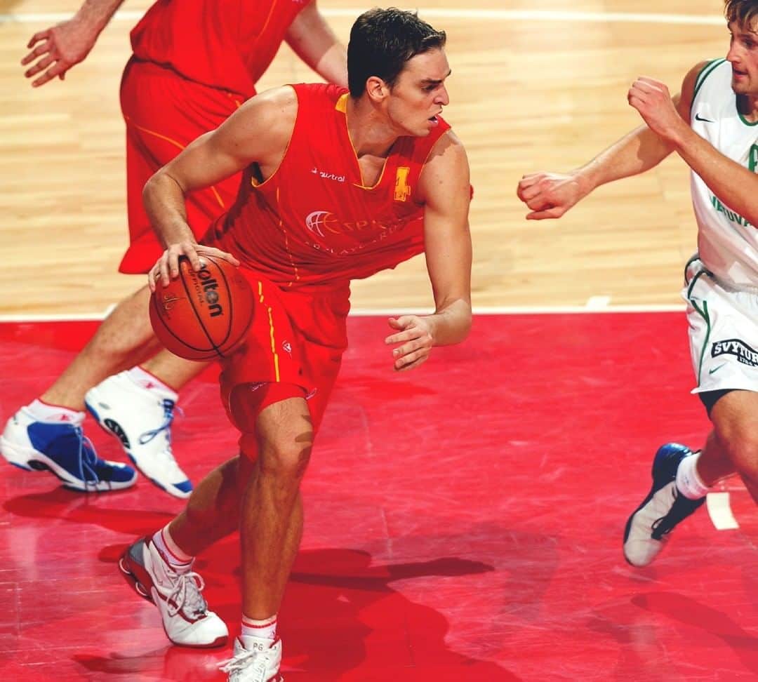 FIBAさんのインスタグラム写真 - (FIBAInstagram)「📅 September 2003. Šaras & Pau square off as 🇱🇹 and 🇪🇸 battle for the #EuroBasket 🏆  📅 February 2021. Two legends of the game will share the same locker room in Barcelona!」2月25日 22時31分 - fiba
