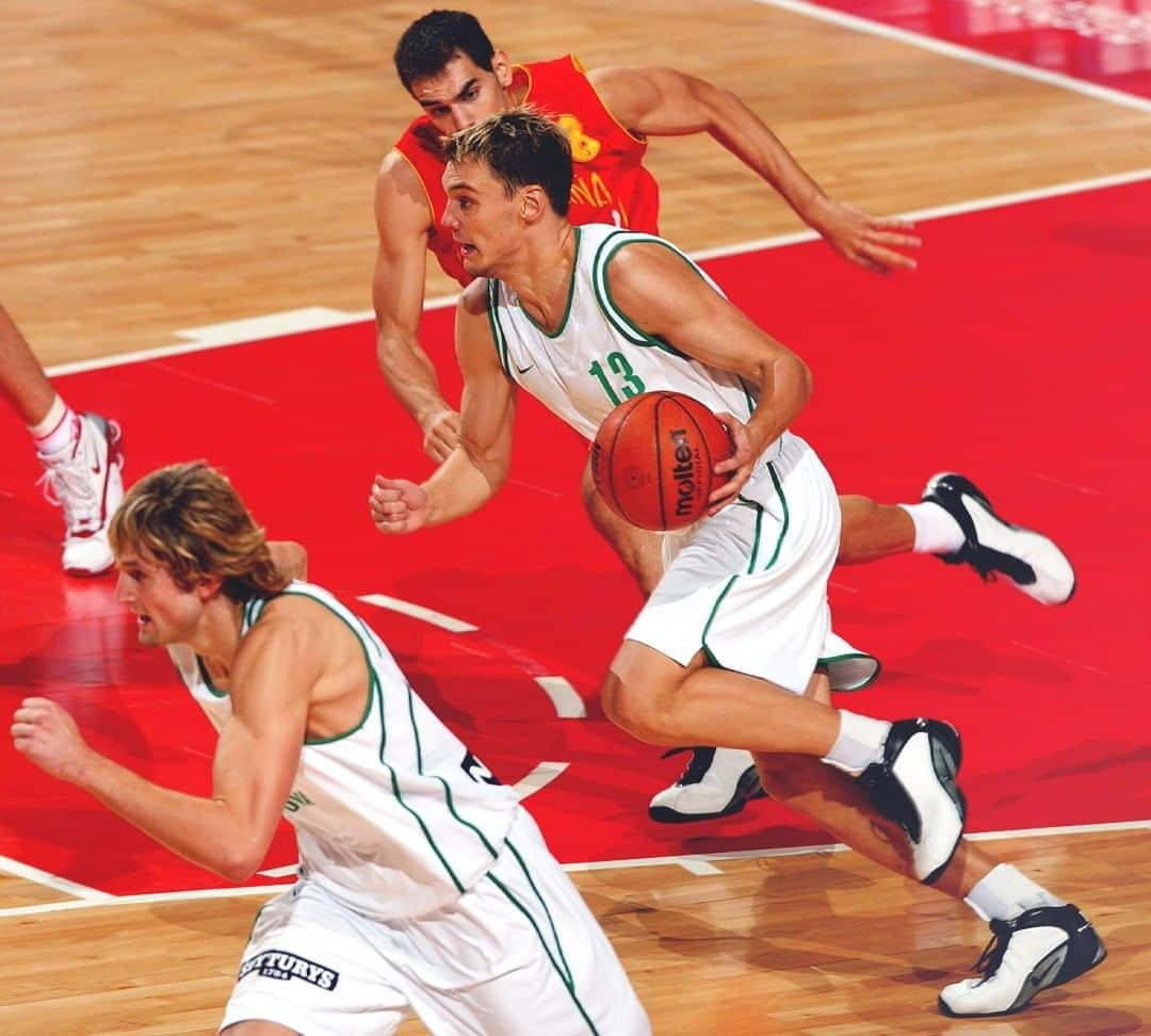 FIBAさんのインスタグラム写真 - (FIBAInstagram)「📅 September 2003. Šaras & Pau square off as 🇱🇹 and 🇪🇸 battle for the #EuroBasket 🏆  📅 February 2021. Two legends of the game will share the same locker room in Barcelona!」2月25日 22時31分 - fiba