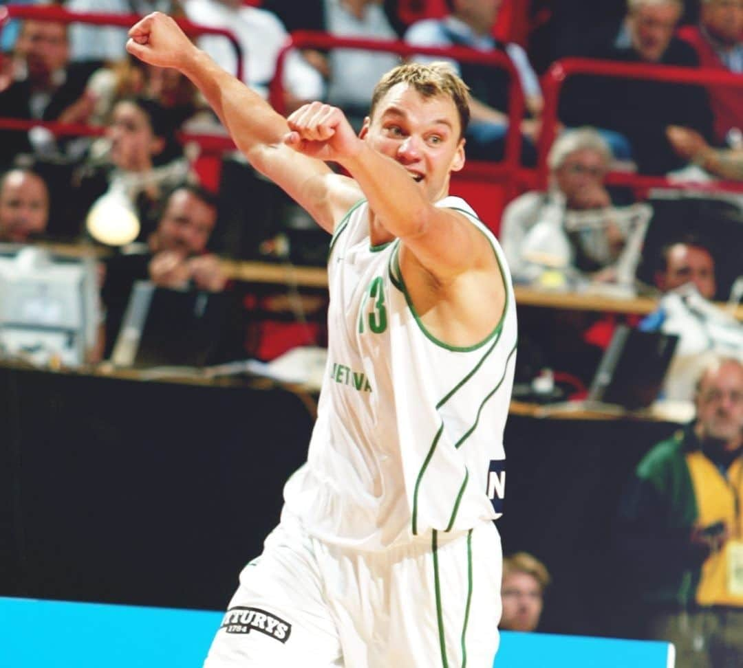 FIBAさんのインスタグラム写真 - (FIBAInstagram)「📅 September 2003. Šaras & Pau square off as 🇱🇹 and 🇪🇸 battle for the #EuroBasket 🏆  📅 February 2021. Two legends of the game will share the same locker room in Barcelona!」2月25日 22時31分 - fiba