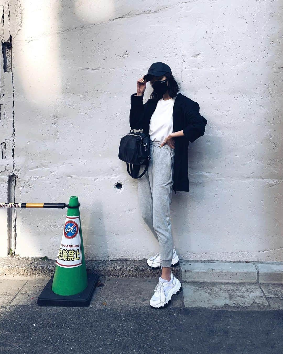 ALISA MATSUMURAさんのインスタグラム写真 - (ALISA MATSUMURAInstagram)「Style:) keep it simple…😎 . BLK×white×GRY . 去年のRULAHと今年のRULAHの 組み合わせ🤍🖤 スニーカーは只今sold out🥲🙏👟 . 昨日は予定変更で 久々にコスメみたりお洋服みたり 気になる物たくさんあって困った🥲❤️ カフェしたり楽しかった👌 . お疲れさまでしたーー☕️♫ . 📸　@p_ayaco_0402 🙏✨ . #RULAHコーデ#RULAH_official#スウェットパンツ#テーラードジャケット#スニーカー#キャップ#テーラードコーデ#春コーデ#カジュアル#シンプルコーデ#UNIQLO#uniqlou #ユニクロ#す」2月25日 22時32分 - alisa_raw