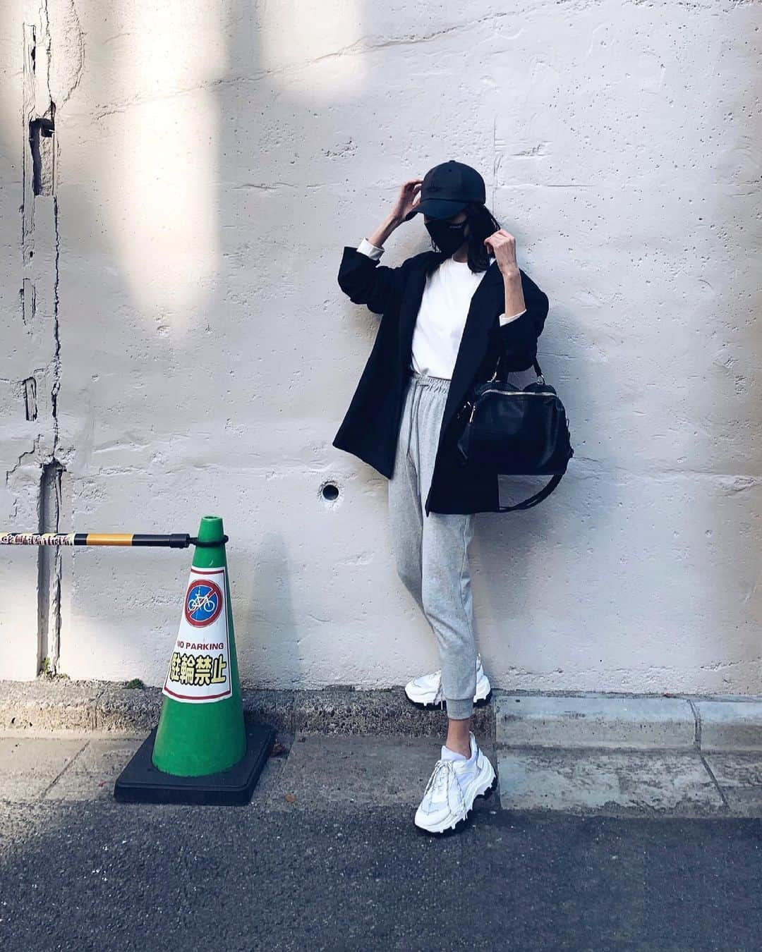 ALISA MATSUMURAさんのインスタグラム写真 - (ALISA MATSUMURAInstagram)「Style:) keep it simple…😎 . BLK×white×GRY . 去年のRULAHと今年のRULAHの 組み合わせ🤍🖤 スニーカーは只今sold out🥲🙏👟 . 昨日は予定変更で 久々にコスメみたりお洋服みたり 気になる物たくさんあって困った🥲❤️ カフェしたり楽しかった👌 . お疲れさまでしたーー☕️♫ . 📸　@p_ayaco_0402 🙏✨ . #RULAHコーデ#RULAH_official#スウェットパンツ#テーラードジャケット#スニーカー#キャップ#テーラードコーデ#春コーデ#カジュアル#シンプルコーデ#UNIQLO#uniqlou #ユニクロ#す」2月25日 22時32分 - alisa_raw