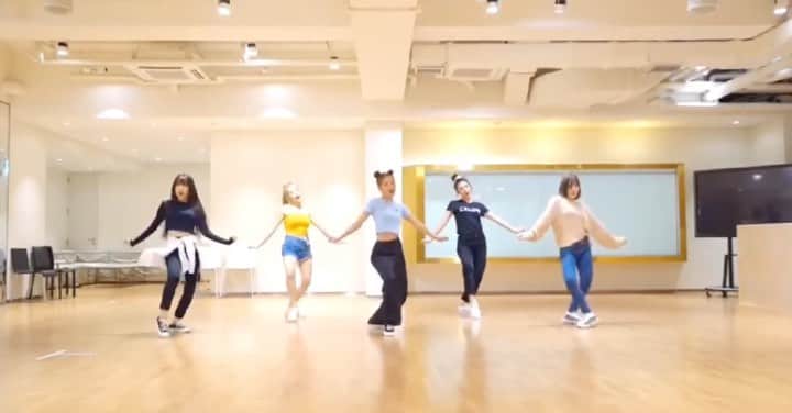 スルギのインスタグラム：「Wow, this is just amazingly in sync 😳  @hi_sseulgi @renebaebae @todayis_wendy @yerimiese @_imyour_joy」