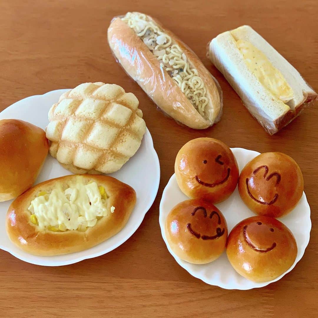 のインスタグラム：「Flower Flour Project 10 My darling getting some fresh bread in the morning or a single flower for a little extra happiness to brighten up the day🌟」