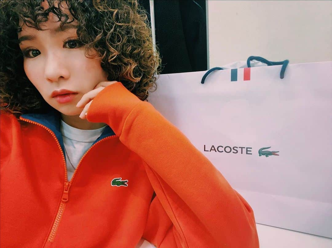 KAEDE のインスタグラム：「また今日も😂 ハマると集めたくなるよね🐊🌼  I'm wearing it again today😂 If you get hooked, you'll want to collect them🐊🌼  #lacoste🐊 #🐊 #ラコステ　#lacoste  #スパイラルパーマ #スパイラル #spiralperm #パーマ #パーマボブ #パーマヘア　#asianzdancers #streetstyle #streetfashion #street #streetwear #streetgirl #ハワイアンジュエリー　#でんでんの今日の私服　　 #ストリート系女子 #ストリートファッション　#ストリートコーデ　 #カジュアル #カジュアルコーデ #asianzdancers」