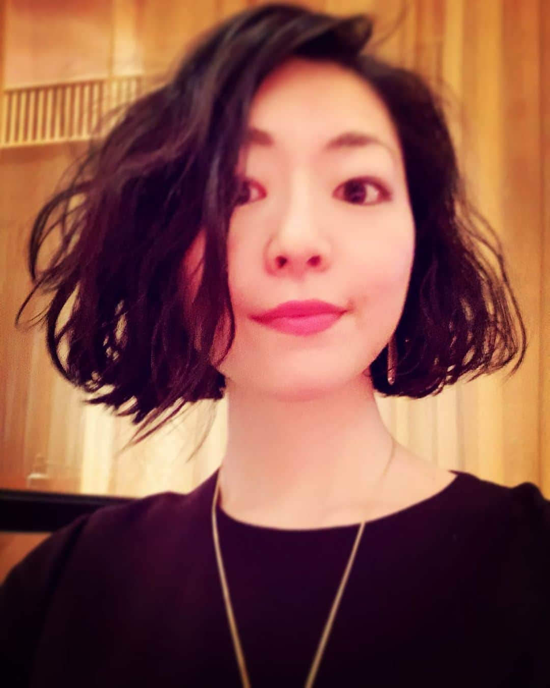 大禅師文子さんのインスタグラム写真 - (大禅師文子Instagram)「たまにはゆるふわ。 この間、12年ほど会っていない友人 っぽい人を見かけて 声をかけてみた。 正解！ 再会！ 乾杯！ 🥂 そして抱擁♡ 彼女は誕生日が近いらしく、花束をプレゼントされていた！素敵な瞬間💐✨  #再会 #友達 #旧友 #戦友 #女優  #singer #singersongwriter #vocalist #vocal #voice #actress #stage #music #musical  #daizenjifumiko #大禅師文子 #昭和歌謡」2月25日 22時39分 - daizenjifumiko