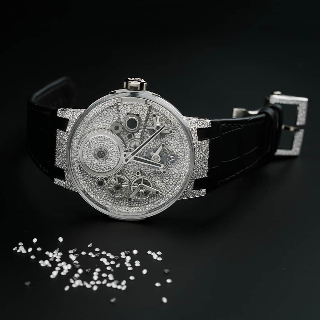 のインスタグラム：「@hypebeastwatches: @ulyssenardinofficial has unveiled a new Free Wheel with more than 2,200 diamonds. @art_setting_geneve were employed to snow-set the timepieces with a total weight of 5.9 carats with diamonds of VVS or VS quality and F/G purity. It’s limited to just eight watches, with each on going for $248,000 USD. Click the link in our bio to learn more details. ⁠ Photo: Ulysse Nardin」