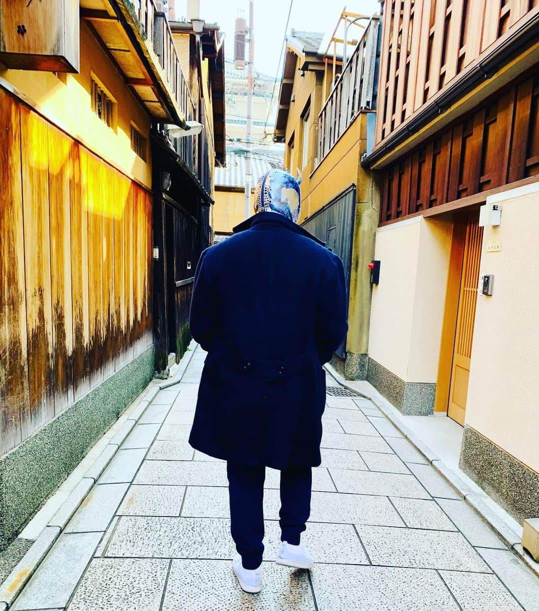 ウルティモ・ドラゴンさんのインスタグラム写真 - (ウルティモ・ドラゴンInstagram)「Walking in Kyoto  @dragongate_pro  #kyoto  #japan  #祇園四条  #sartorianapoletana  #ナポリ仕立て  #覆面レスラー」2月25日 22時40分 - ultimodragon_oficial