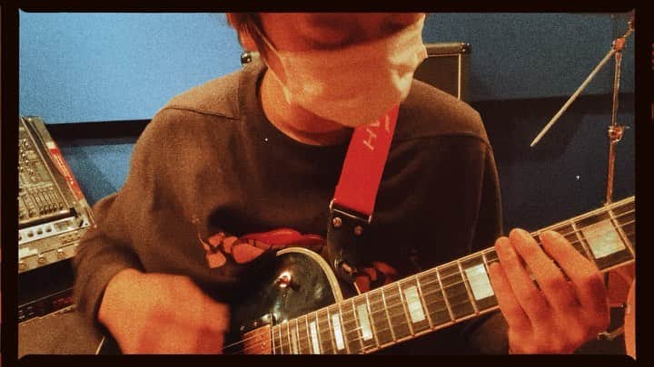 小野武正のインスタグラム：「ケィォス!!  #わしつなぎ #guitar」