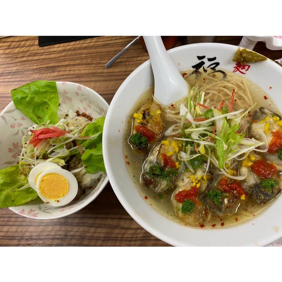 河谷麻瑚さんのインスタグラム写真 - (河谷麻瑚Instagram)「. 大好きなラーメン屋さん 【麺や　福座】💖💖 . . 福座は、リフレッシュのロケで 2回ほどお世話になり 個人的に何度も何度も通ったお店🥰 . 仕事が終わって疲れている時 福座に行ってラーメンを食べたら なーーーぜか元気が出る😊💓 私のパワーの源でした🙋‍♀️❤️❤️ . そんな福座の大将・福田さんが 2月いっぱいで引退されます😢💓 . 引退のことを初めて聞いたのは 先月末😩 この1ヶ月、通いまくりました😢 先週土曜日のお昼は 開店前から並んで なんと2時間待ち！🥺🥺🥺 . 冬の麺料理牡蠣・潮は ロケでも食べた思い出の味です❤️ 肉めしも美味しかった、、🙋‍♀️💞 . 福田さんは引退されますが、 お弟子さんの備後さんが継がれるとのこと🥰 またパワーをもらいに 食べに行かなくちゃ💖 福田さん、お疲れ様でした😊 . #ラーメン#福座#麺や福座#石川県#金沢市#石川テレビ#石川さん情報liveリフレッシュ #牡蠣#福座ファン . 福田さんがお店に立たれるのは 今月28日までだそうですよ😊 あぁ、名残惜しい。。 同じ気持ちの人、多いはず🥺❤️」2月25日 22時41分 - makokawatani