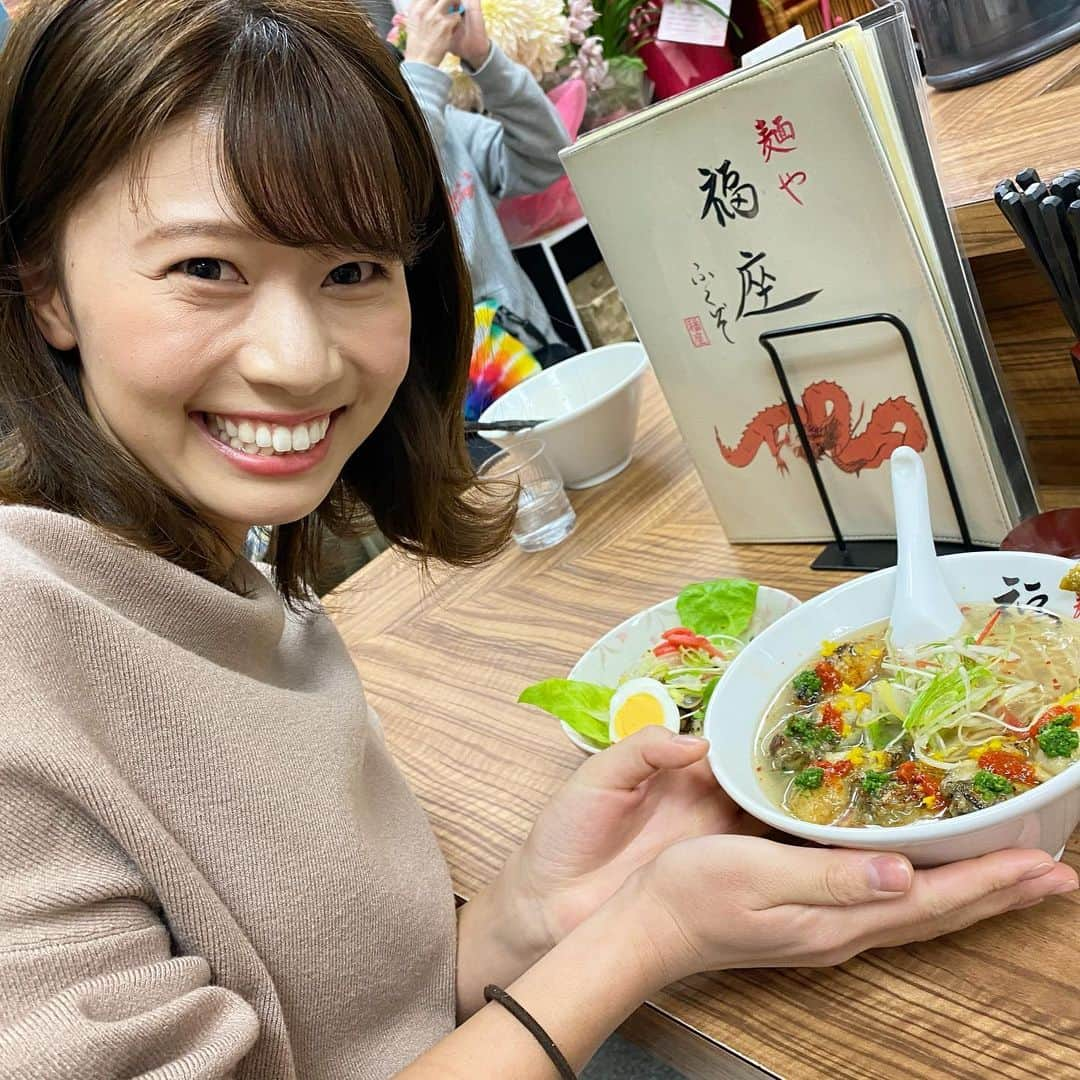 河谷麻瑚さんのインスタグラム写真 - (河谷麻瑚Instagram)「. 大好きなラーメン屋さん 【麺や　福座】💖💖 . . 福座は、リフレッシュのロケで 2回ほどお世話になり 個人的に何度も何度も通ったお店🥰 . 仕事が終わって疲れている時 福座に行ってラーメンを食べたら なーーーぜか元気が出る😊💓 私のパワーの源でした🙋‍♀️❤️❤️ . そんな福座の大将・福田さんが 2月いっぱいで引退されます😢💓 . 引退のことを初めて聞いたのは 先月末😩 この1ヶ月、通いまくりました😢 先週土曜日のお昼は 開店前から並んで なんと2時間待ち！🥺🥺🥺 . 冬の麺料理牡蠣・潮は ロケでも食べた思い出の味です❤️ 肉めしも美味しかった、、🙋‍♀️💞 . 福田さんは引退されますが、 お弟子さんの備後さんが継がれるとのこと🥰 またパワーをもらいに 食べに行かなくちゃ💖 福田さん、お疲れ様でした😊 . #ラーメン#福座#麺や福座#石川県#金沢市#石川テレビ#石川さん情報liveリフレッシュ #牡蠣#福座ファン . 福田さんがお店に立たれるのは 今月28日までだそうですよ😊 あぁ、名残惜しい。。 同じ気持ちの人、多いはず🥺❤️」2月25日 22時41分 - makokawatani