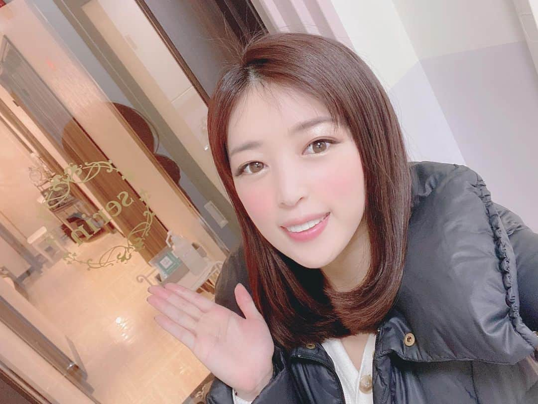 手束真知子さんのインスタグラム写真 - (手束真知子Instagram)「まつエクしました♡ 銀座で14年も続く老舗サロン「Serin」さん(´▽｀)  あっという間の仕上がりで ナチュラルで完璧です✨✨  ボリュームラッシュ300本‼️  こんな自然なマツエクは初めてですっ  #ボリュームラッシュ #銀座まつエク #まつエクサロン #まつエクアイラッシュ #3Dラッシュ #人気サロン #pr」2月25日 22時51分 - machikotezuka