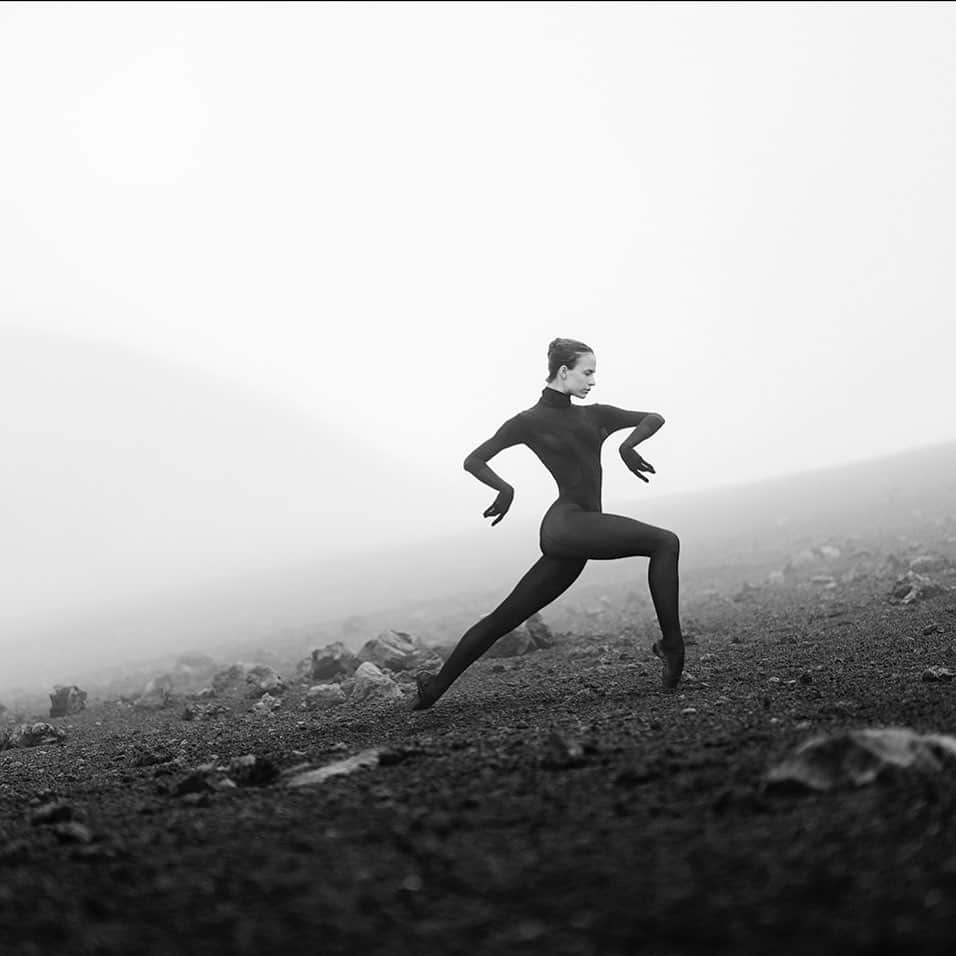 ballerina projectさんのインスタグラム写真 - (ballerina projectInstagram)「𝗠𝗮𝗰𝗸𝗲𝗻𝘇𝗶𝗲 𝗥𝗶𝗰𝗵𝘁𝗲𝗿 on Haleakala. #ballerina - @mackensova #haleakala #maui #hawaii #ballerinaproject #ballerinaproject_ #ballet #dance #catsuit by @dstm_ #dstm #mackenzierichter #sonyalpha #zeissotus   𝗕𝗮𝗹𝗹𝗲𝗿𝗶𝗻𝗮 𝗣𝗿𝗼𝗷𝗲𝗰𝘁 𝗯𝗼𝗼𝗸 is now in stock. Go to @ballerinaprojectbook for link.」2月25日 22時43分 - ballerinaproject_