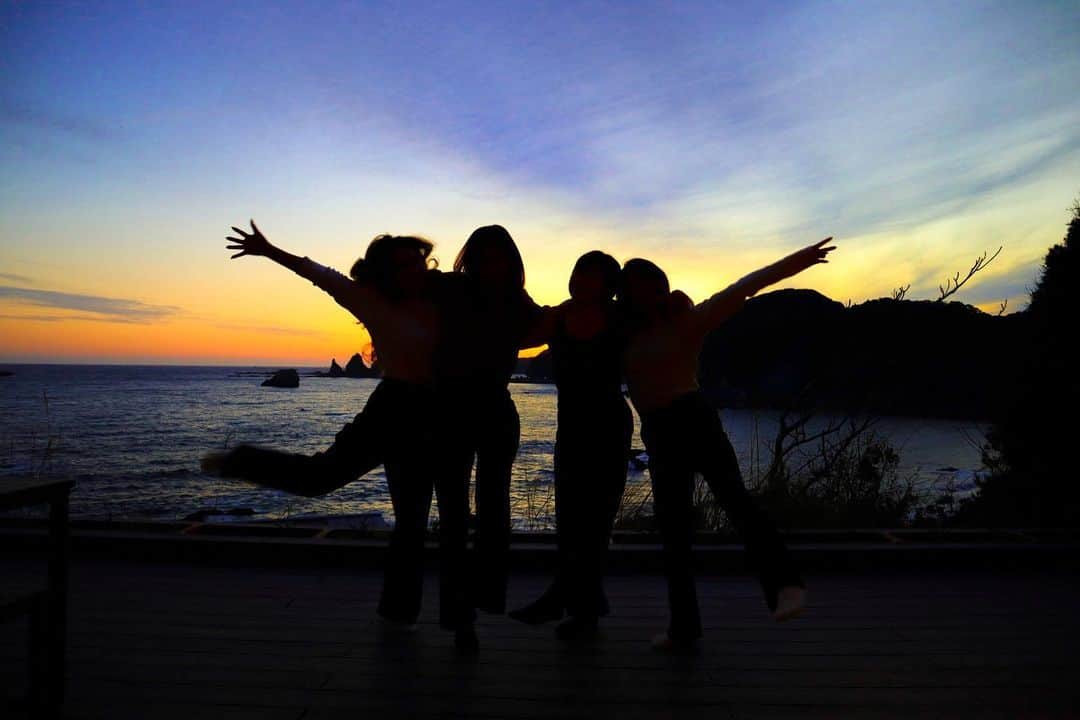 Eminanaのインスタグラム：「. . 2年ぶりに4人で旅行🚗 . 今回は温泉旅館とかホテルじゃなくて 貸切コテージでのおこもりステイ🌳 . 海が目の前にあってテラスハウスみたいなのがいい！ って話してたけど理想通り🥰 . 楽しすぎる1泊2日だったな〜💕 .  . 26歳になっても高校の時と変わらず バカなことして笑い合える友達は 今後も大事にしていきたいと改めて思いました🌼 . . たくさん写真撮ったから徐々に載せよっと📸 . 次は夏頃また行きたいねぇ〜✈️ . . . #女子旅#girltrip#1泊2日#国内旅行#カメラ女子 #貸切コテージ#コテージ#おこもりステイ#女子旅行 #高校同級生#26歳#大人の女子旅#国内旅行好き  #sunset#travel#trip#friends#旅好き#canoneos #ミラーレス#canon#canonm200#思い出#旅」