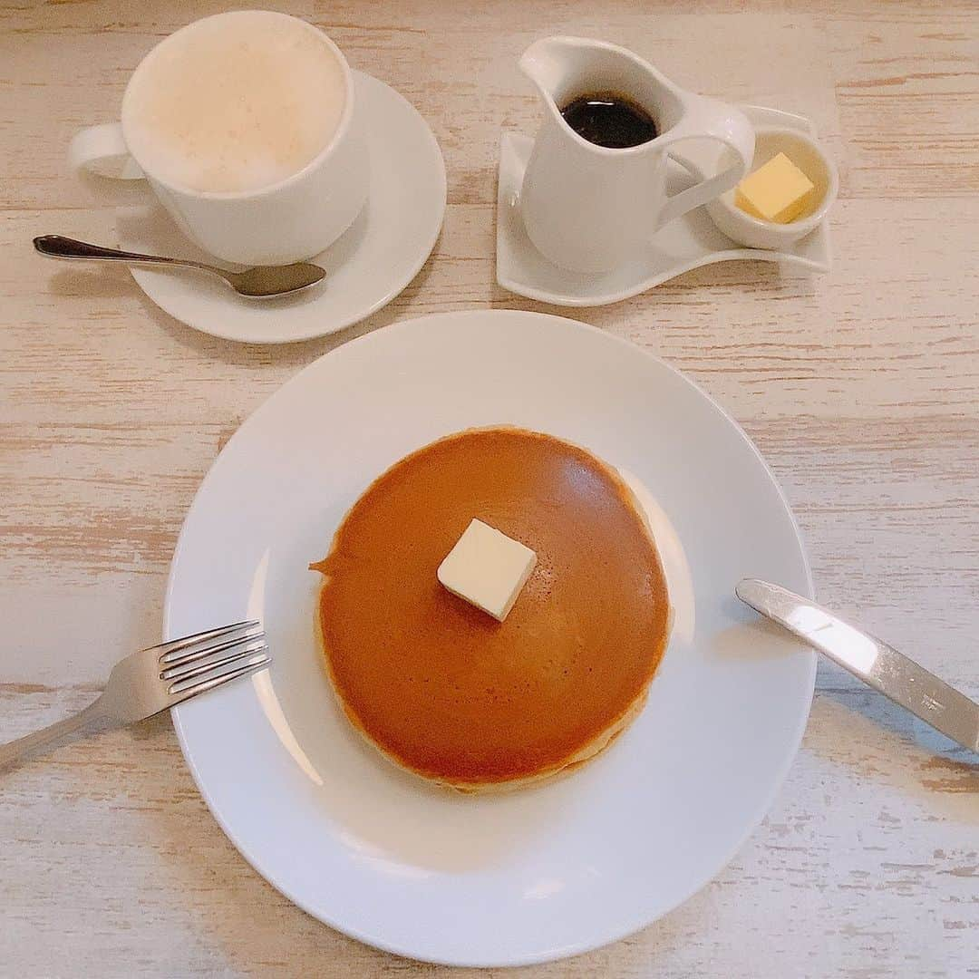 樋口みどりこのインスタグラム：「. ホットケーキは美しい🥞 1つの芸術だと思っています...🥺 色々な角度から見ますとも👀♡  カレー部と共にホットケーキ部も部員募集中だよ😋🥞 #ホットケーキ」