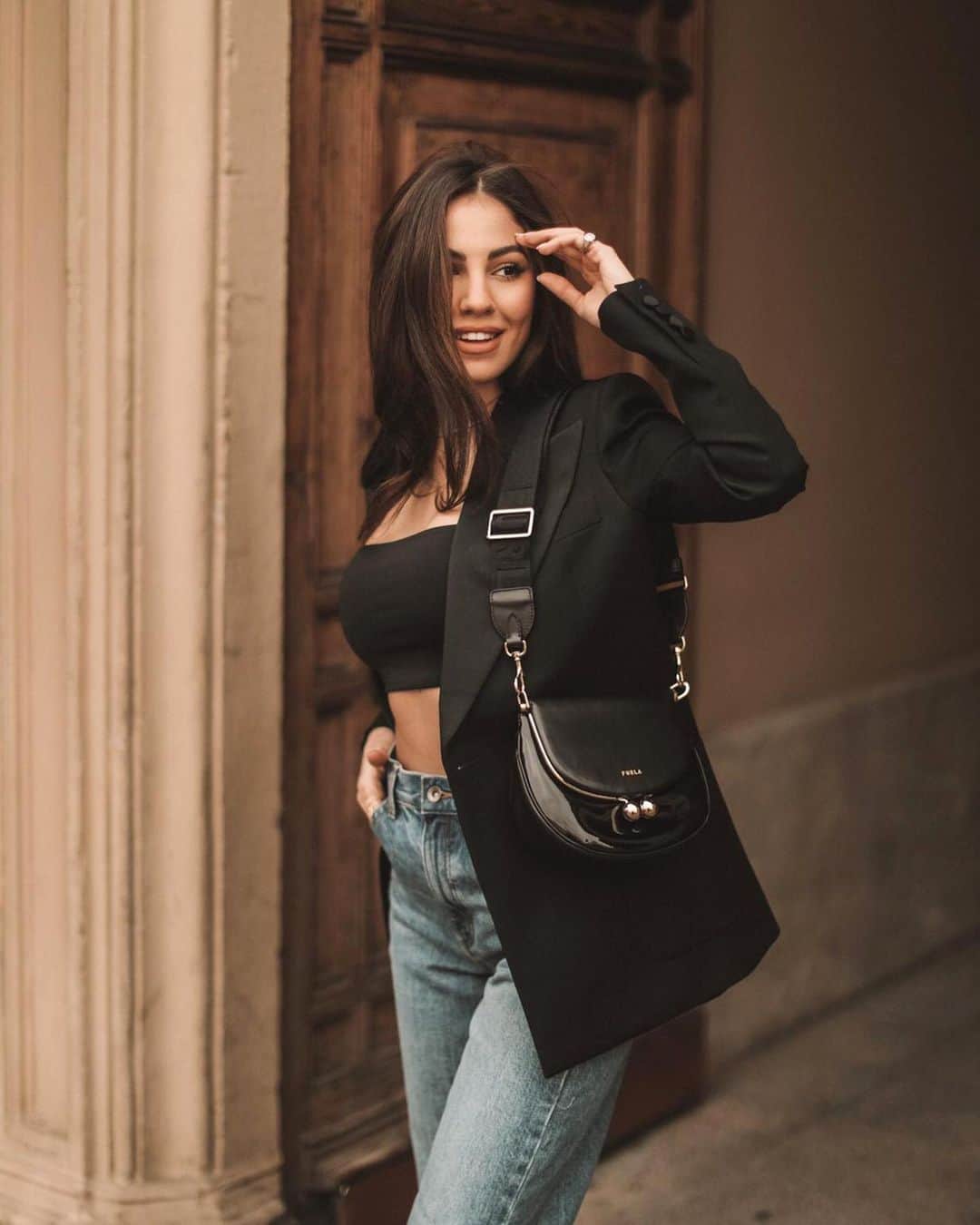 フルラのインスタグラム：「@giuliadelellis103 is trendsetting and effortlessly chic in her Furla Portagioia. Ready to grab yours?  #thefurlasociety #furlafeeling #newcollection #furla #accessories #fashion #milanfashionweek #furlaillusions」