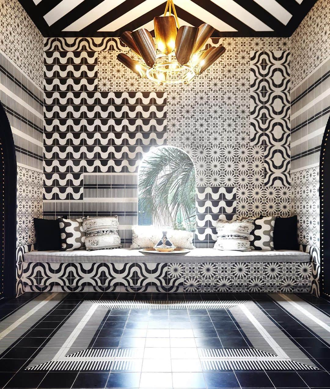 Homepolishのインスタグラム：「The ultimate #wfh backdrop. Take a cue from @martynbullard’s design for the @sandshotelspa mixing patterns and prints in similar tones for a big impact 🖤🤍」