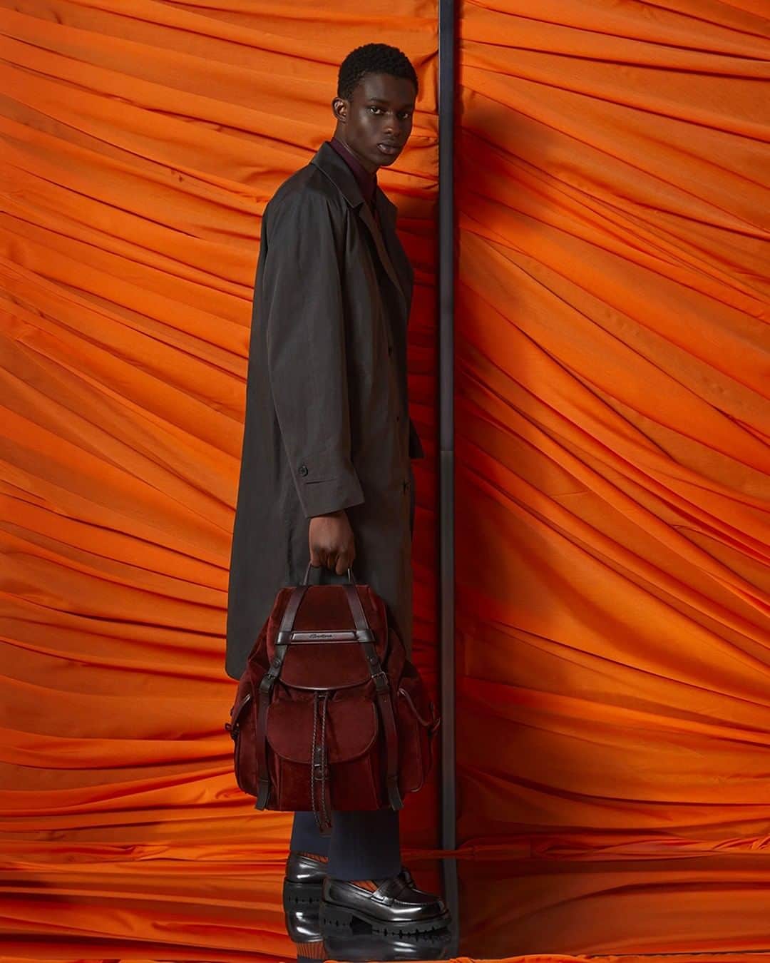 サントーニのインスタグラム：「The Santoni Man collection is defined by its icons that get a strong personality in this FW21: modern volumes, cool design, details that come to life thanks to the handmade mastery of Santoni.  #Santoni #SantoniFW21 #SantoniPrimomovimento #milandigitalfashionweek #mfw」