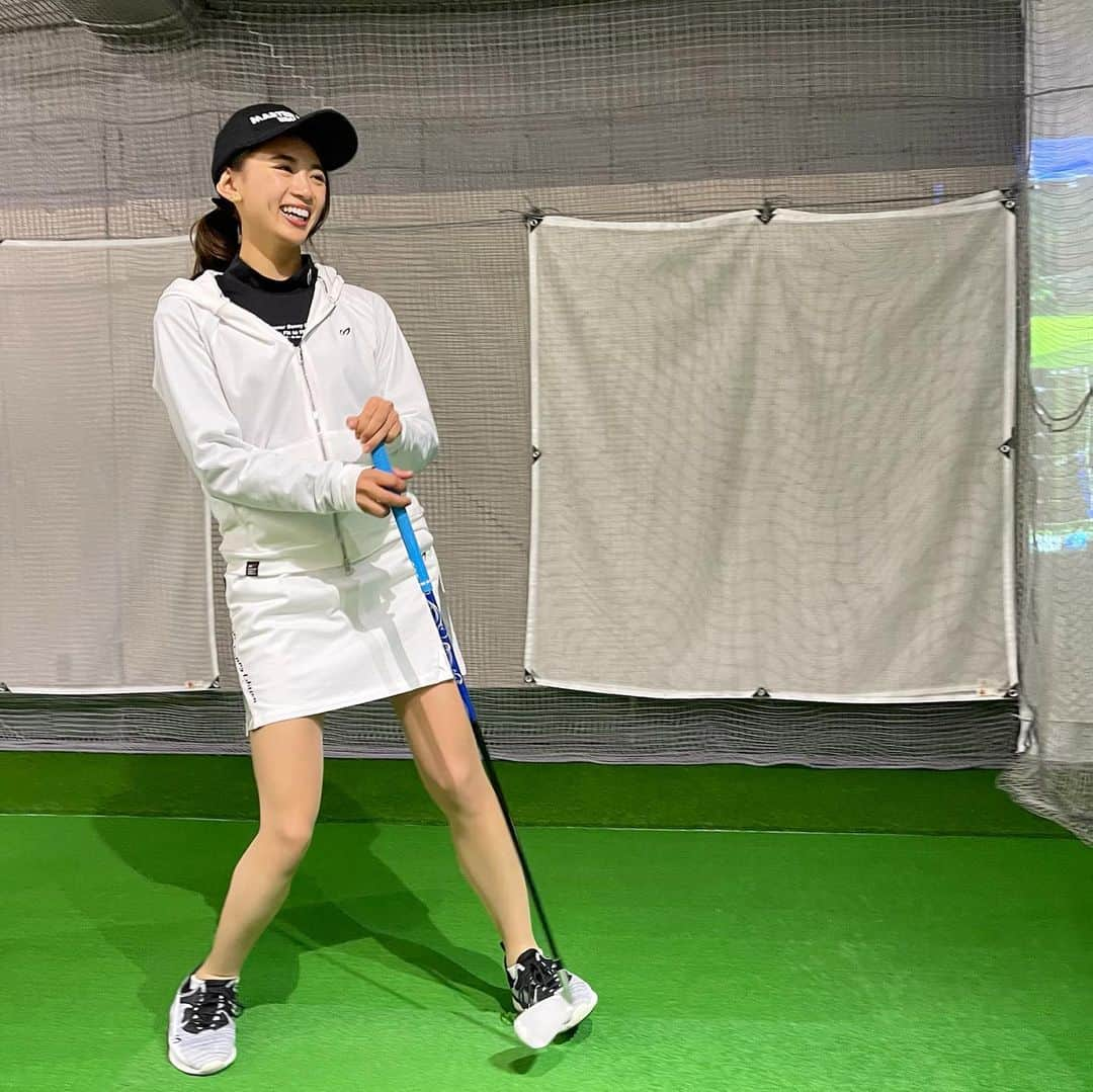 坪井ミサトさんのインスタグラム写真 - (坪井ミサトInstagram)「. . @popup_golf_lab の撮影でした⛳️ . 週1で通っている @do1golf_bymab さんでのレッスンの様子を 撮影したのでお楽しみに〜😊💖 . ウェア→ @masterbunnyedition_official  . . #golf #golfgirl #ゴルフ女子 #ゴルフ初心者 #とりあえず100切り #golftoday #popupgolflab #fitness #fitnessgirl #masterbunnyedition #masterbunny」2月25日 23時00分 - misato1030