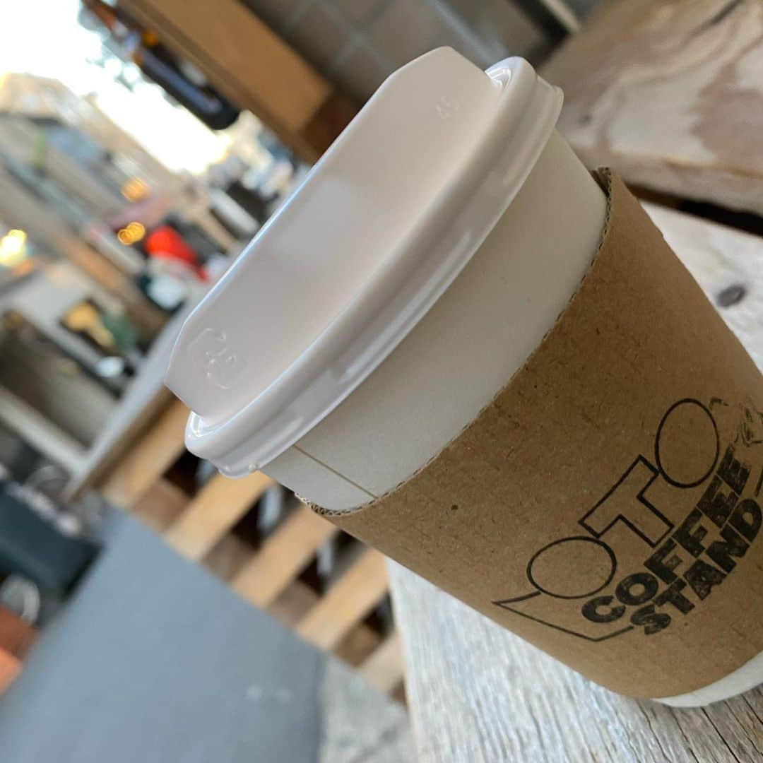 樋口みどりこのインスタグラム：「. coffee break...☕️🥤🍪  ふらっと現れたコーヒーショップって 気になっちゃうよね〜✨」