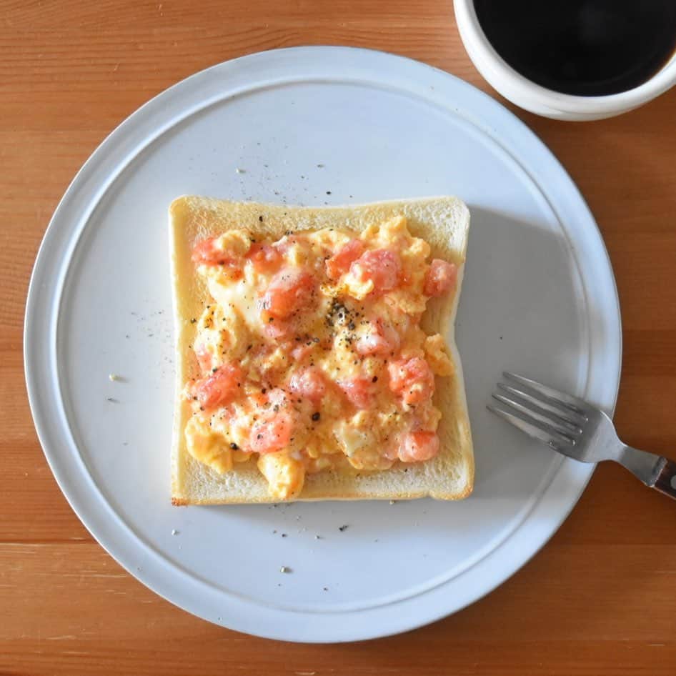 山崎佳のインスタグラム：「Today’s breakfast. 朝のうちにトマトファルシ用にトマトくり抜いたので、そのトマトの一部とチーズのとろとろスクランブルエッグ。」