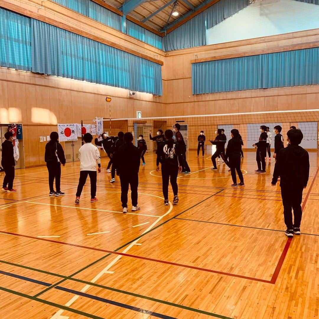 佐藤あり紗さんのインスタグラム写真 - (佐藤あり紗Instagram)「2021.2.25 . . ＼ クラーク記念国際高等学校 ／ 女子硬式野球部の皆さんに お話を聞いてもらい、一緒にバレーボールも 行いました🏐 in 富沢市民センター(偶然私の地元で✨) . 東北楽天ゴールデンイーグルスと完全連携の 女子硬式野球部⚾️ プロからの直接指導でより早い段階からレベルの高い受けていて 全国制覇を目標としているそうです( ¨̮⋆) . 挨拶の仕方や、雰囲気もバレーボールと全然違くて とてもドキドキしてました😂 . バレー教室では、 流石スポーツマン!反応も動きも機敏! 後ろの方に弾いたボール(エンドラインを超えたボール)への 反応がバレー選手よりも早い。笑 2個バレーも体験してもらいました(´▽｀) 楽しかったぁ♥️ . バレー教室後、がっつり走り込みしてた笑👏🏼 試合を見に行きたいなぁ⚾️✨ 素敵な出会いに感謝(﹡ˆ﹀ˆ﹡)♡ . . 講演中、花粉症でずっと鼻水垂れていて👃 喉が痒いけど我慢してたら涙出できて 泣きながら話していた感じになっていたと思う笑 . . #クラーク記念国際高等学校 #クラーク記念国際高等学校女子硬式野球部 #女子野球部 #女子硬式野球部 #野球部 #野球 #Baseball #バレーボール #volleyball #アスリート #スポーツ #プロ野球選手 #SATOARISA #佐藤あり紗 #宮城県 #仙台市 #地元アスリート」2月25日 22時57分 - arisa_chu