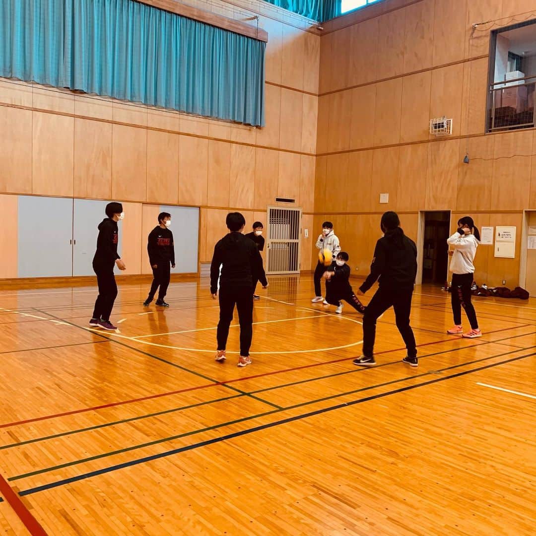 佐藤あり紗さんのインスタグラム写真 - (佐藤あり紗Instagram)「2021.2.25 . . ＼ クラーク記念国際高等学校 ／ 女子硬式野球部の皆さんに お話を聞いてもらい、一緒にバレーボールも 行いました🏐 in 富沢市民センター(偶然私の地元で✨) . 東北楽天ゴールデンイーグルスと完全連携の 女子硬式野球部⚾️ プロからの直接指導でより早い段階からレベルの高い受けていて 全国制覇を目標としているそうです( ¨̮⋆) . 挨拶の仕方や、雰囲気もバレーボールと全然違くて とてもドキドキしてました😂 . バレー教室では、 流石スポーツマン!反応も動きも機敏! 後ろの方に弾いたボール(エンドラインを超えたボール)への 反応がバレー選手よりも早い。笑 2個バレーも体験してもらいました(´▽｀) 楽しかったぁ♥️ . バレー教室後、がっつり走り込みしてた笑👏🏼 試合を見に行きたいなぁ⚾️✨ 素敵な出会いに感謝(﹡ˆ﹀ˆ﹡)♡ . . 講演中、花粉症でずっと鼻水垂れていて👃 喉が痒いけど我慢してたら涙出できて 泣きながら話していた感じになっていたと思う笑 . . #クラーク記念国際高等学校 #クラーク記念国際高等学校女子硬式野球部 #女子野球部 #女子硬式野球部 #野球部 #野球 #Baseball #バレーボール #volleyball #アスリート #スポーツ #プロ野球選手 #SATOARISA #佐藤あり紗 #宮城県 #仙台市 #地元アスリート」2月25日 22時57分 - arisa_chu