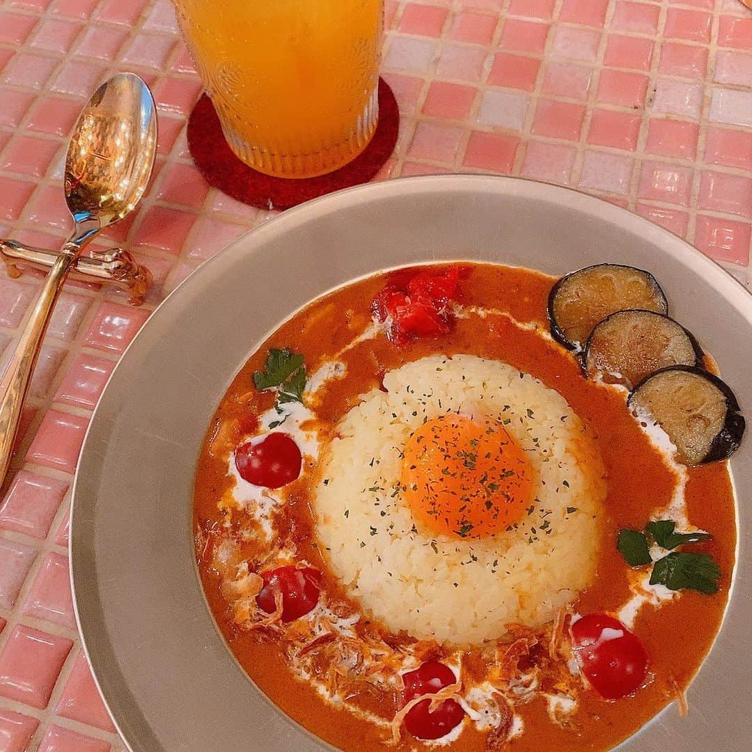 樋口みどりこのインスタグラム：「. バッキンガム宮殿🍛 店内も可愛くてカレーも美味✨ 空いている時間帯だったので貸切状態でした、、🏰🥄  #カレー #カレー部」