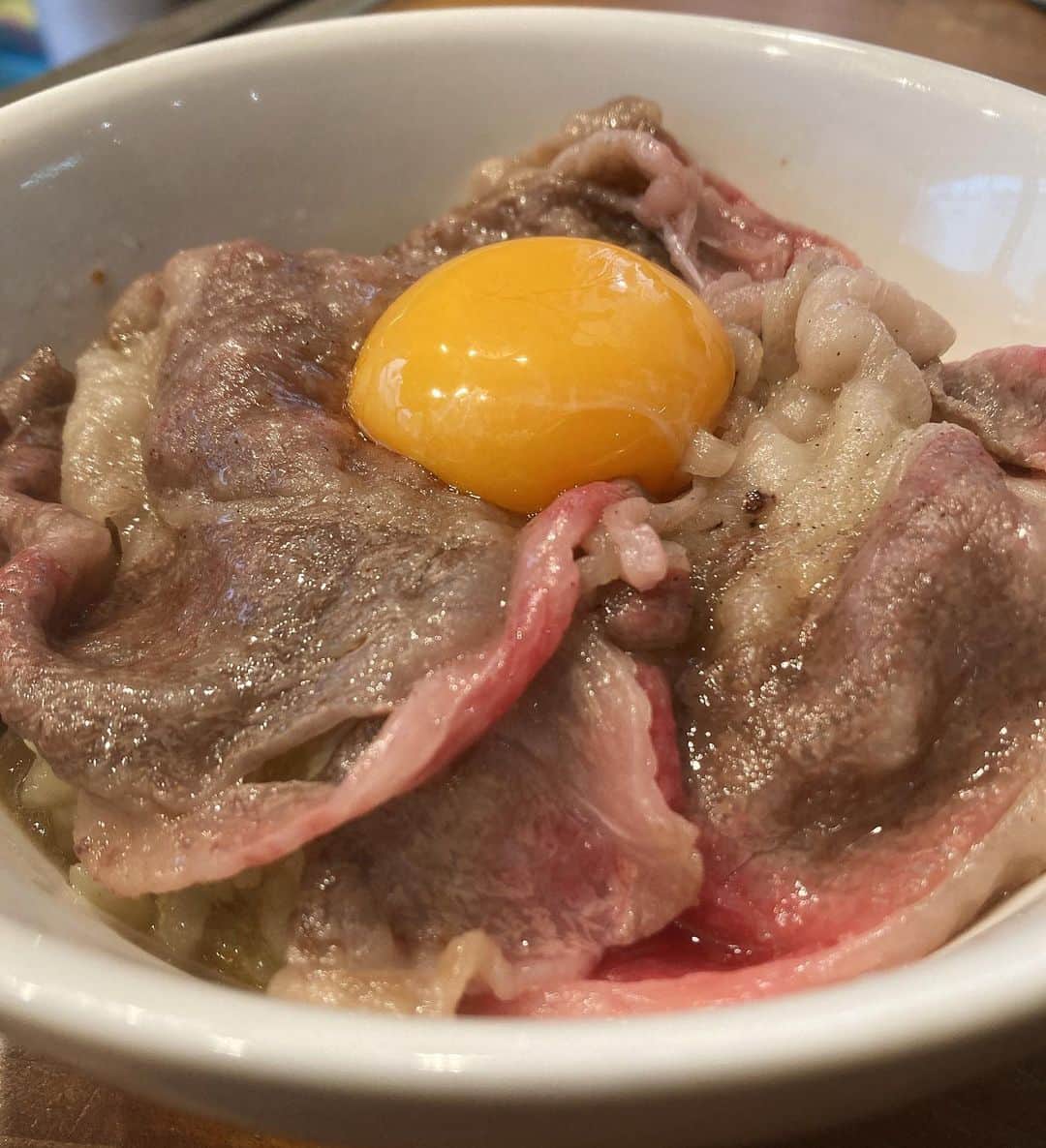 大西宏明のインスタグラム：「すき焼きの翌日のお昼ご飯🍽  おじや牛丼🥩😋  なかなかのクオリティ❗️ 上出来✨yummy👌  #すき焼き #〆 #翌日 #昼ごはん #おじや #牛丼 #高級牛丼 #レア牛丼 #雑炊 #おじやと雑炊の違いってなに  #お家ご飯  #lunch  #上出来 #美味しい  #クオリティ高い  #yummy #お肉大好き  #お肉好きな人と繋がりたい  #美味しいもの好きな人と繋がりたい  #野球好きな人と繋がりたい  #smile #ほなっ！！」