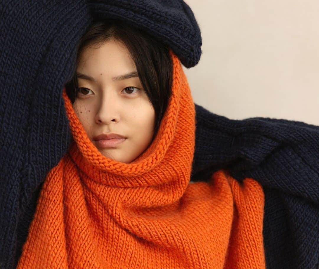 Kinfolk Magazineのインスタグラム：「"For such an unfussy garment, the history of the turtleneck is a strange one. First worn as a protective layer between chain mail and knights’ delicate necks, it was then adopted by sailors and merchant marines as insulation against frigid ocean squalls. Now, it has become a signifier. Of what? That seems to change as often as the sea wind." In Issue Thirty-Eight, we consider the colorful history of a utilitarian item of clothing. (Photo: @ceciliejegsen)」