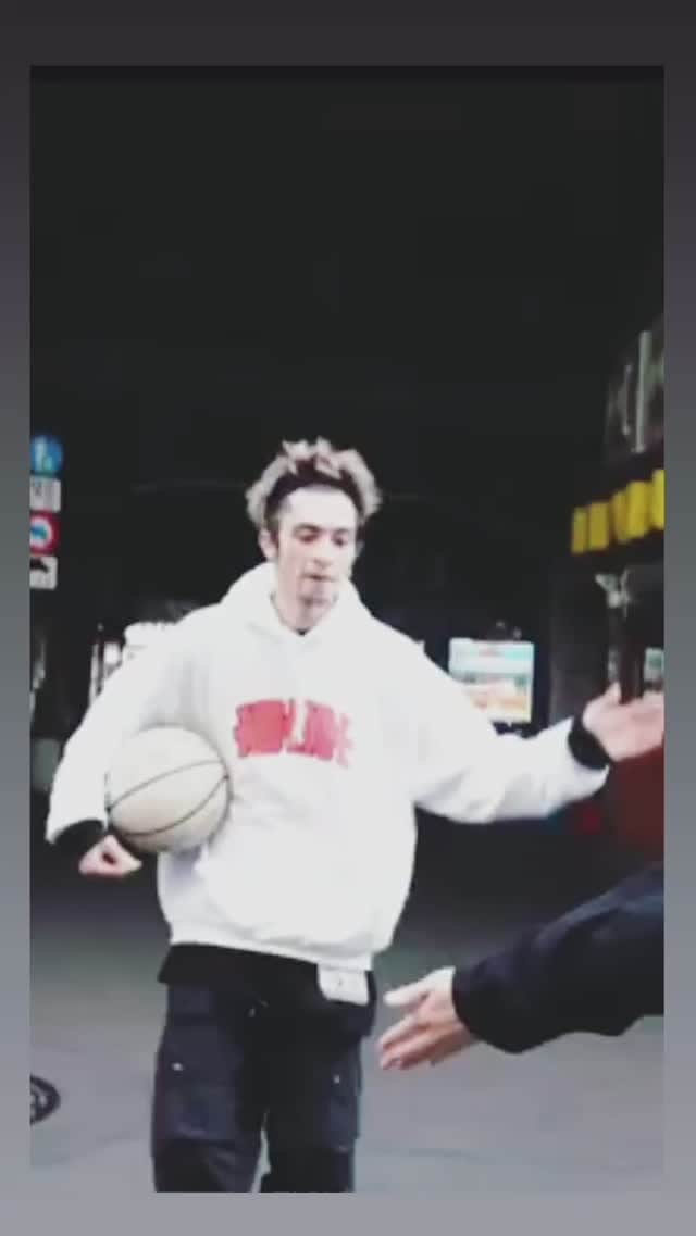 のインスタグラム：「still ballin⛹️‍♂️💨💨﻿ #スティボ on youtube🙆‍♂️🙆‍♂️﻿ #freestylebasketball #tokyo #ginza﻿ wear: @zipangart﻿ cam: @iamfivefeettwo  beat: @onjuicy」