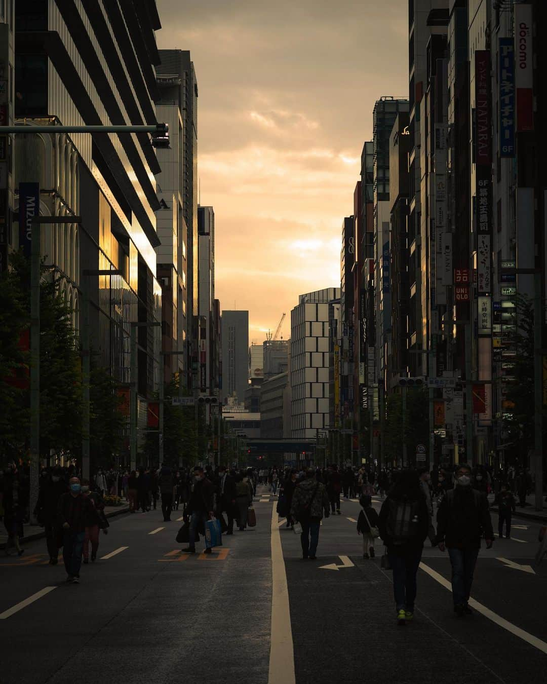 羽坂譲人さんのインスタグラム写真 - (羽坂譲人Instagram)「Mood. . . . . . #cinematicphotography #streetshared #cinematographers #cinemagraph #storyofthestreet #streetphotographer #urbanphotography #streetphotography  #streetscenesmag #photocinematica #fisheyelemag #magnumphotos #ourstreets #fromstreetswithlove #streetclassics #moodygram #lensculture #worldviewmag #life_is_street #toneception #nowherediary #streetweekly #streetleaks #streetartglobe #cinematic #forthrtones #leicam10 #leicam10d」2月25日 23時03分 - _f7