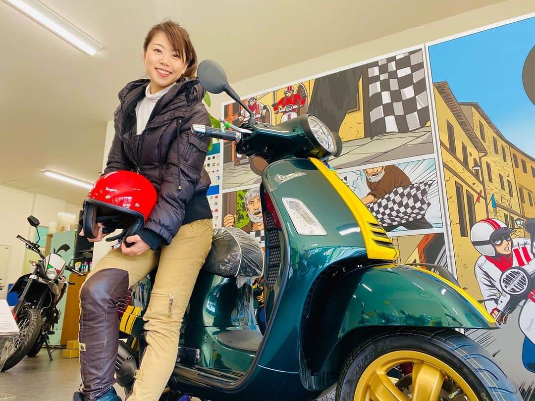 木村亜美さんのインスタグラム写真 - (木村亜美Instagram)「🛵ベスパ東京練馬(コネクティングロッド)ご訪問❣️😆💓 いま私が一番好きなベスパ💘『Vespa GTS Super 300 Racing Sixties 』がありました✨ 深いグリーンと黄色の合わせがお洒落だなぁ((*´ч`*))♡♥♡  🛵💞 #vespa #ベスパ」2月25日 23時04分 - ami_kimura0327