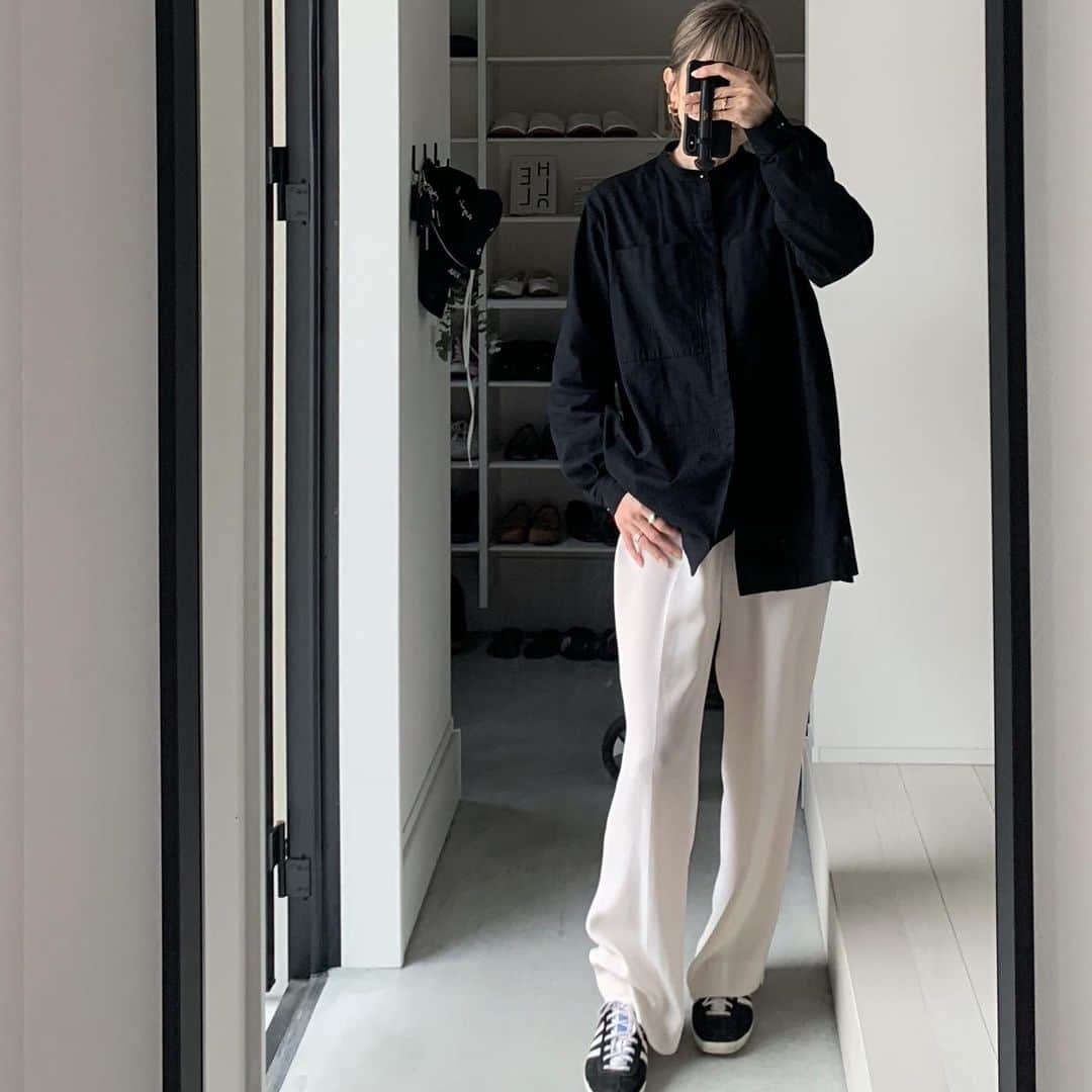 Mie Kawanoのインスタグラム：「シンプルモノトーン🖤🤍  tops#canaljean  pants#roku shoes#adidas  #コーデ#コーティネート#instagood #instafashion」