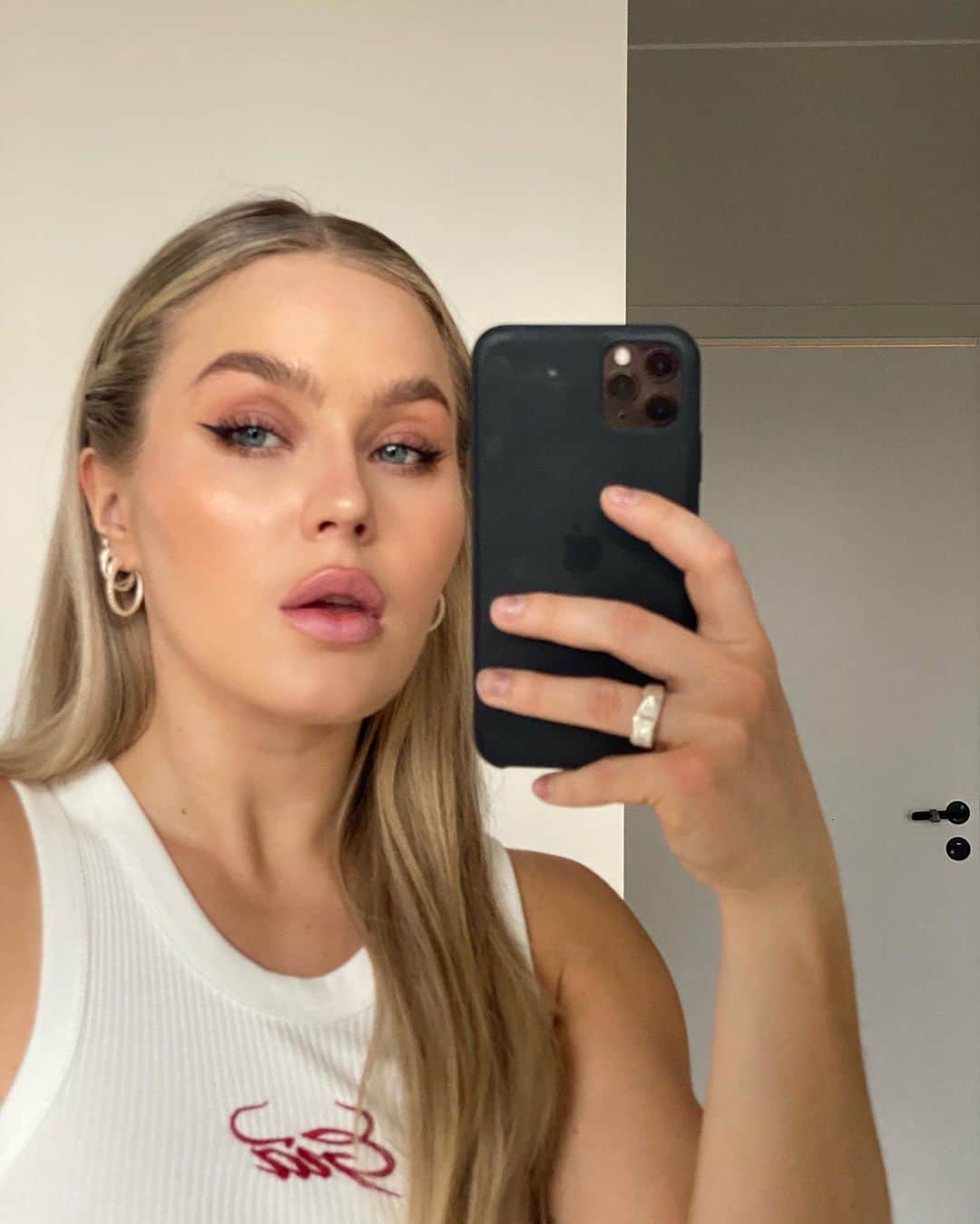 アンジェリカ・ブリックのインスタグラム：「R U a Summer or Winter person? 🤔」