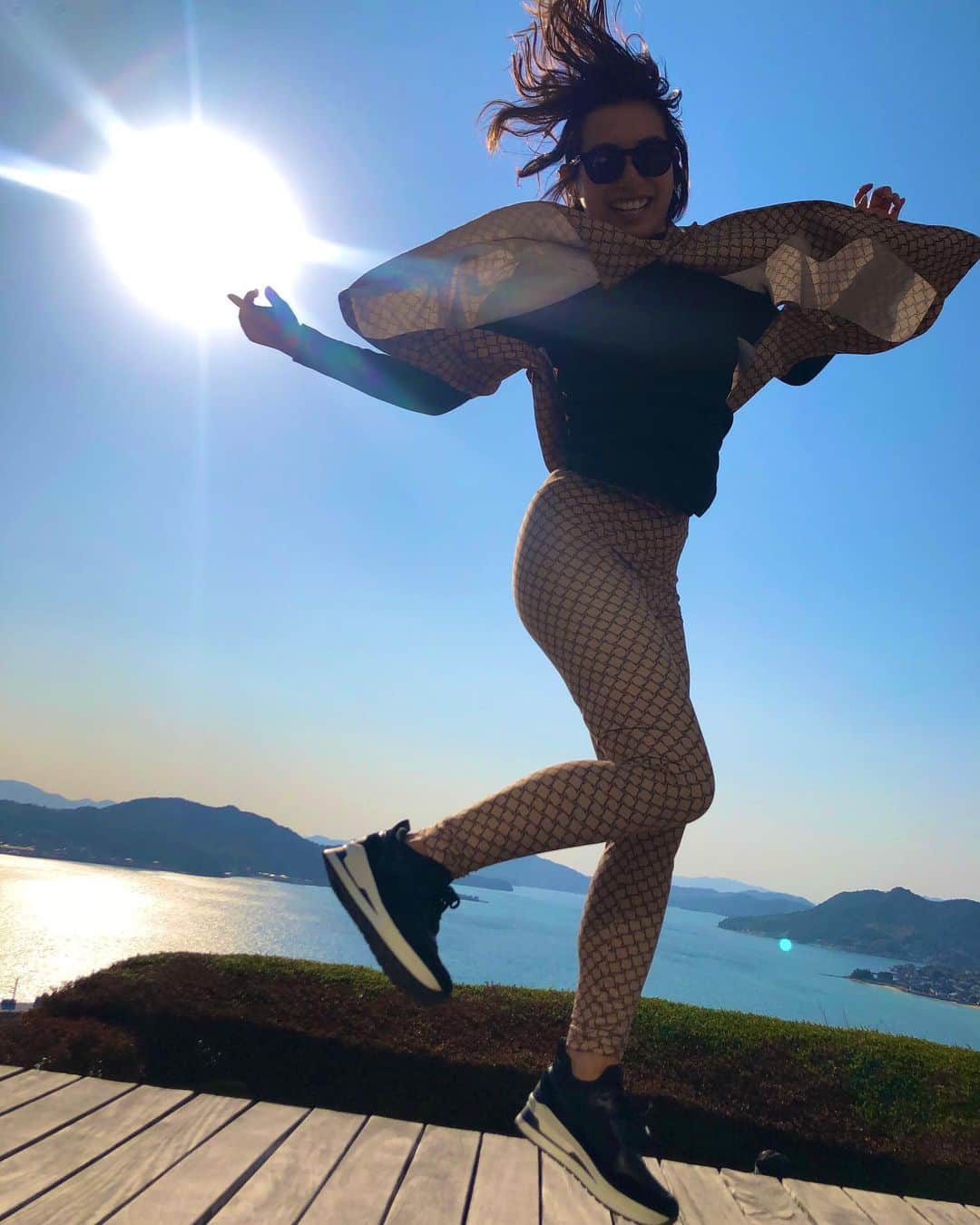 エマ中岡優姫のインスタグラム：「みなさん元気ですか？ 私は、 元気に過ごしています ʕʘ̅͜ʘ̅ʔ ジャンプの写真 2枚目が成功なんじゃが あえてわけわからん 着地シーンを1枚目に してみました😌 うん、いい写真🤳 #ジャンプ  #31歳ママ  思ったより高く飛べてない #息子が真似をする #jump  #広島観光  #尾道観光  #ベラビスタ  #私のいきつけ  （になる予定です） #サングラス は #オークリー  #oakley  #フロッグスキン 🐸」
