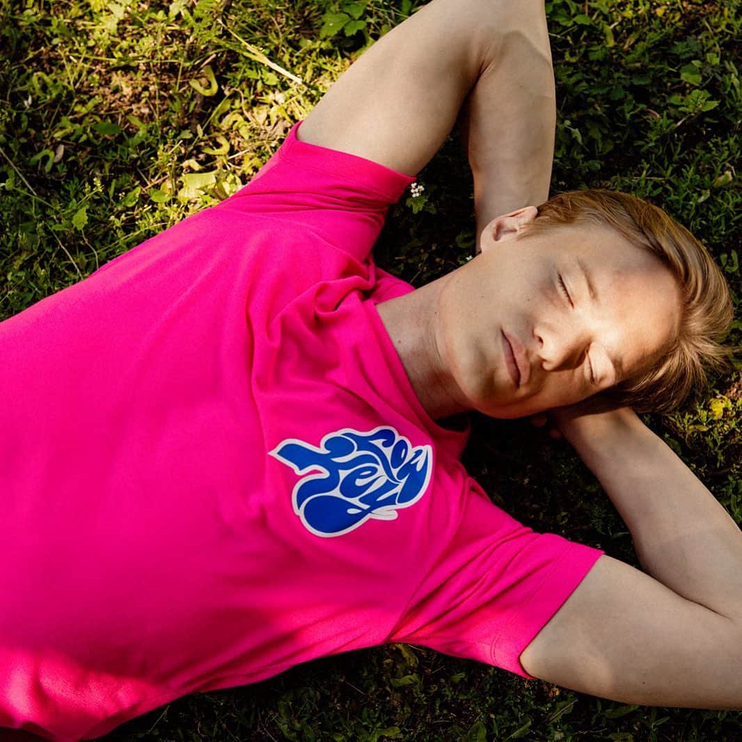 ウィーエスシーのインスタグラム：「WeSC announces their Spring/Summer 2021 Collection. The collection features our color-block athleisure group which include comfortable, active and versatile wear in color block patterns and pop colors. Graphic life group which include statement graphics, fun AOP prints and tie dye pieces. Painted Desert group which includes a mix of comfortable basics and utilitarian details.  Spring/Summer 2021 is scheduled to release in North America on Friday, February 26th at 11AM EST exclusively online at WeSC.com and March 12th in Europe.  #wesc #wesc1999 #wearethesuperlativeconspiracy #wescspring21 #springsummer2021 #spring #summer #ss21 #ss21collection #ss21shop」