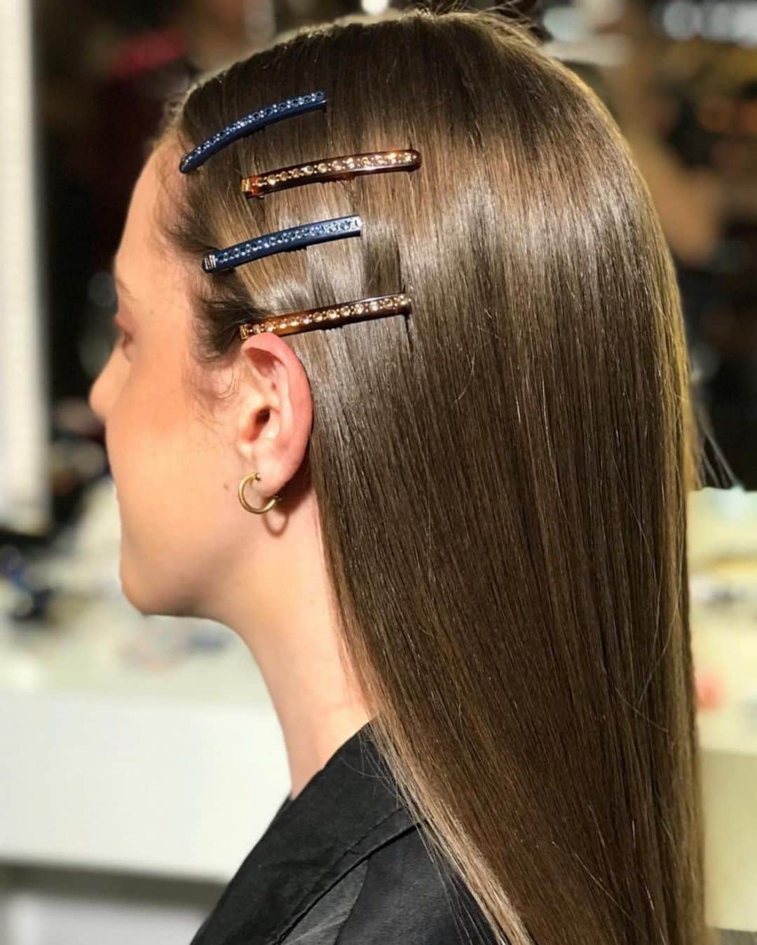 のインスタグラム：「Uma forma diferente de usar nossas fivelas é misturando cores da mesma peça e em alturas e posições formando um estilo moderno ao look. Na foto ao lado você tem outra inspiração com uma fivela e duas lindas presilhas ✨✨😍  Visite nossas lojas para garantir peças exclusivas! @cidadejardimshopping @cjshopsjardins   Condições especiais de pagamento pelo site + frete grátis!」