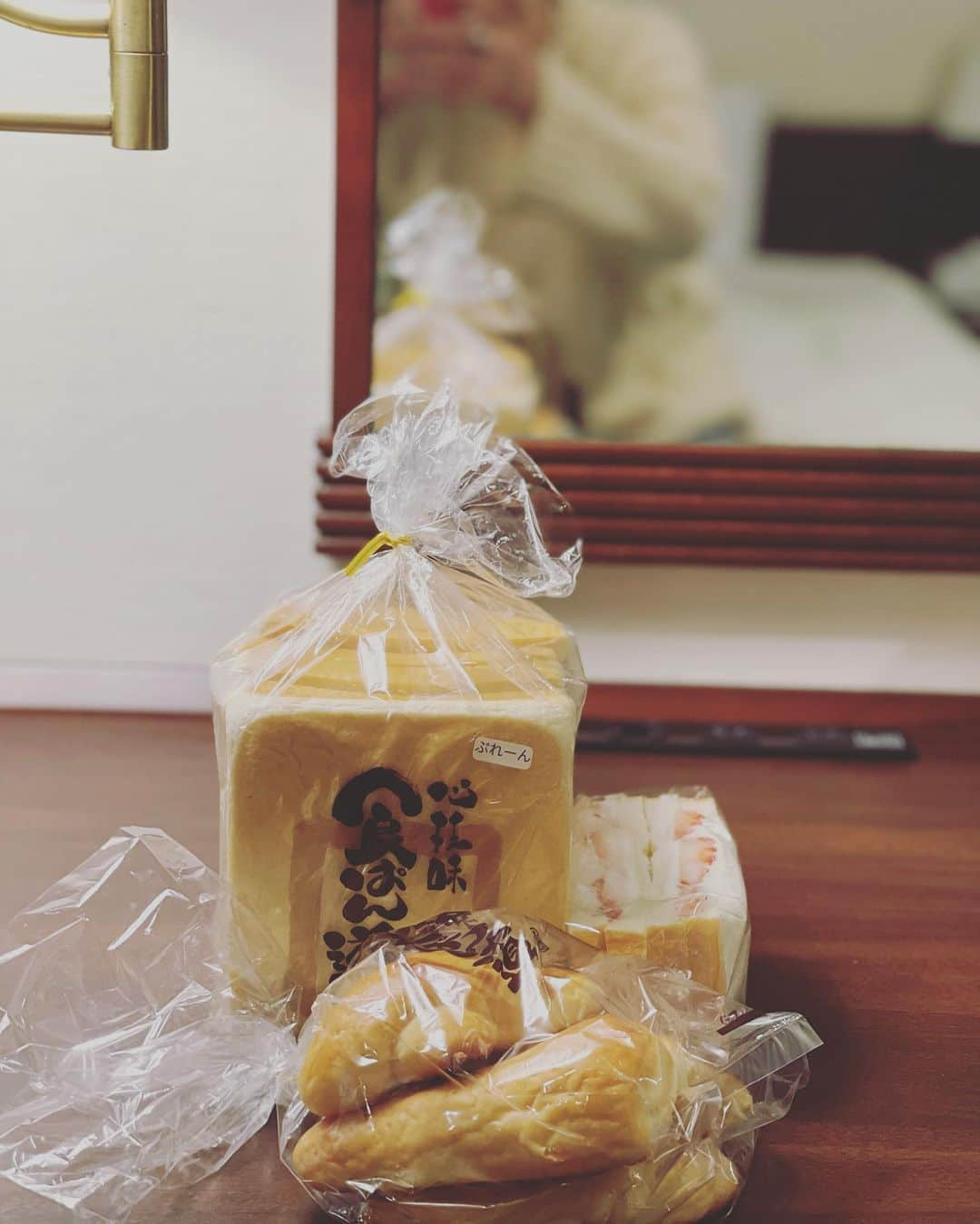 丸山桂里奈さんのインスタグラム写真 - (丸山桂里奈Instagram)「ロケには行けませんでしたが、近くのジムでロケをしていたら、『食ぱん堂』の店長が持ってきてくださいました🍞 パンは大好きなのはもちろん、とても嬉しくて終わりで少し顔をださせていただきましたが、お店もとてもおしゃれでパンもとてもおいしいよという顔で整列してこちらをみんな見ていました🍞 店長さん、ありがとうございます😊そしてまた長野に来た際にはよらせてください。 パンの中に『カリナ』と書いたパンがありました❣️❣️❣️自分の名前をパンにしていただいたのは初めてだったので、感激しました😳ありがとうございました〜　  #長野 #ロケ #食ぱん堂 #広徳店 #温かい気持ちになりました #店長さんへ #おいしいパンをこれからも焼き続けてくださいね #またぜひ #パンがこちらに歩いてきそうになりました #ただまだ腰をずっぽりのパンも #パンも個性 #また明日ロケなので楽しみます #明日も長野のみなさまよろしくお願いします　 #いい意味で #インスタバエ」2月25日 23時13分 - karinamaruyama