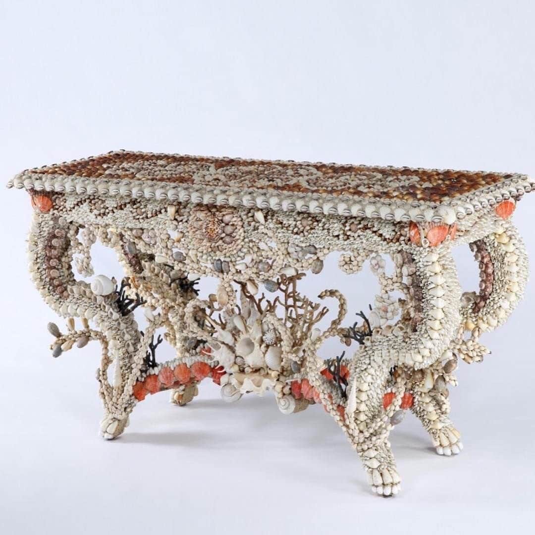アダムのインスタグラム：「Shellwork table by J. Anthony Redmile, encrusted with giant clams, scallops and cowrie.」