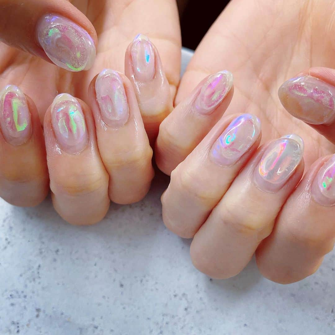 にゃんたまハウスのインスタグラム：「ネイルチェンジ💅 氷ネイル🧊❄ オーロラのフィルムが入ってます🦄 #氷ネイル #氷フィルム #オーロラネイル #フィルムネイル #ぷっくりネイル #ミラーネイル」