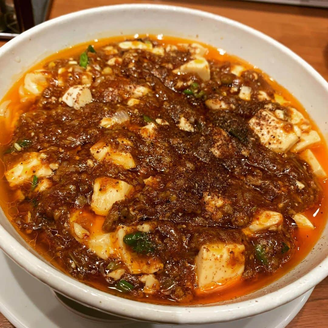 佐藤大樹のインスタグラム：「表参道ヒルズにある『SHIBIRE NOODLE 蝋燭屋』でランチ！ 行列ができてたよ😆 頼んだのは麻婆麺🍜 もちろん辛さ、痺れレベルMAXの倍辛に辛さ激増しでいただきました🔥🔥🔥 シビレヌードルはその名の通りでマジで口の中、唇がピリピリ痺れましたw でもそれが嫌じゃないんですよ！クセになる新感覚の美味しさでした⚡️ 麺もプリプリ、挽肉の旨味もよくでててとても美味しかったです✨ めっちゃ激辛というよりはうま辛って感じ！そんな痺れ系うま辛麻婆麺でした！大満足✨  #激辛#激辛グルメ #激辛料理 #激辛部#激辛好きさんと繋がりたい #麻婆麺#痺れ系ラーメン #痺れる辛さ #蝋燭屋」