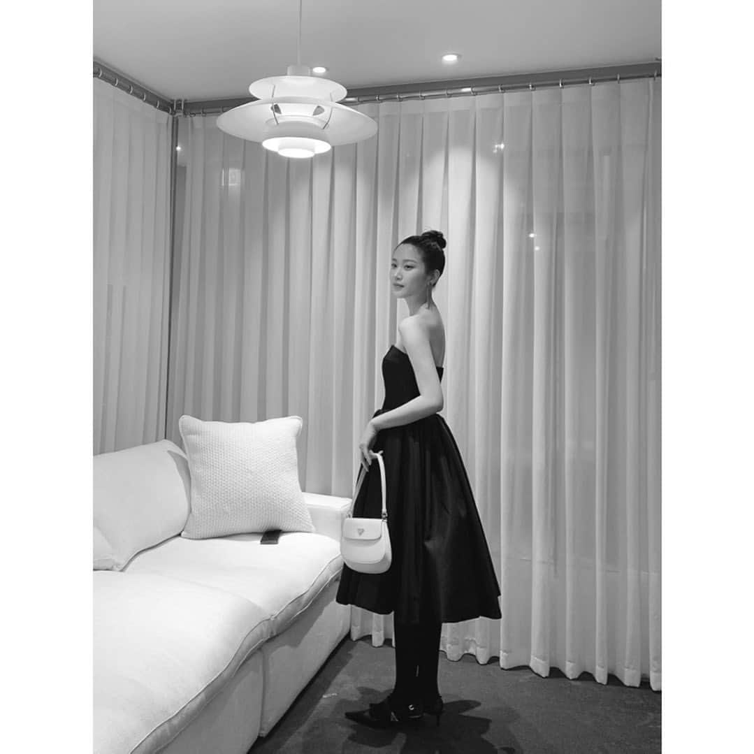 ムン・ガヨンさんのインスタグラム写真 - (ムン・ガヨンInstagram)「PRADA Fw21 Womenswear Collection by Miuccia Prada and Raf Simons🖤 TONIGHT at 10pm⏰ @Prada #PradaFw21」2月25日 14時19分 - m_kayoung