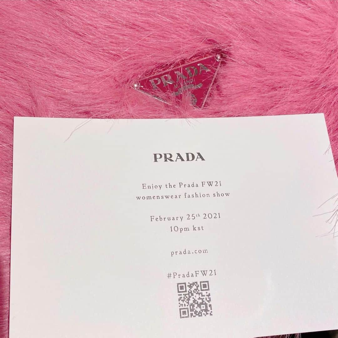 ムン・ガヨンさんのインスタグラム写真 - (ムン・ガヨンInstagram)「PRADA Fw21 Womenswear Collection by Miuccia Prada and Raf Simons🖤 TONIGHT at 10pm⏰ @Prada #PradaFw21」2月25日 14時19分 - m_kayoung