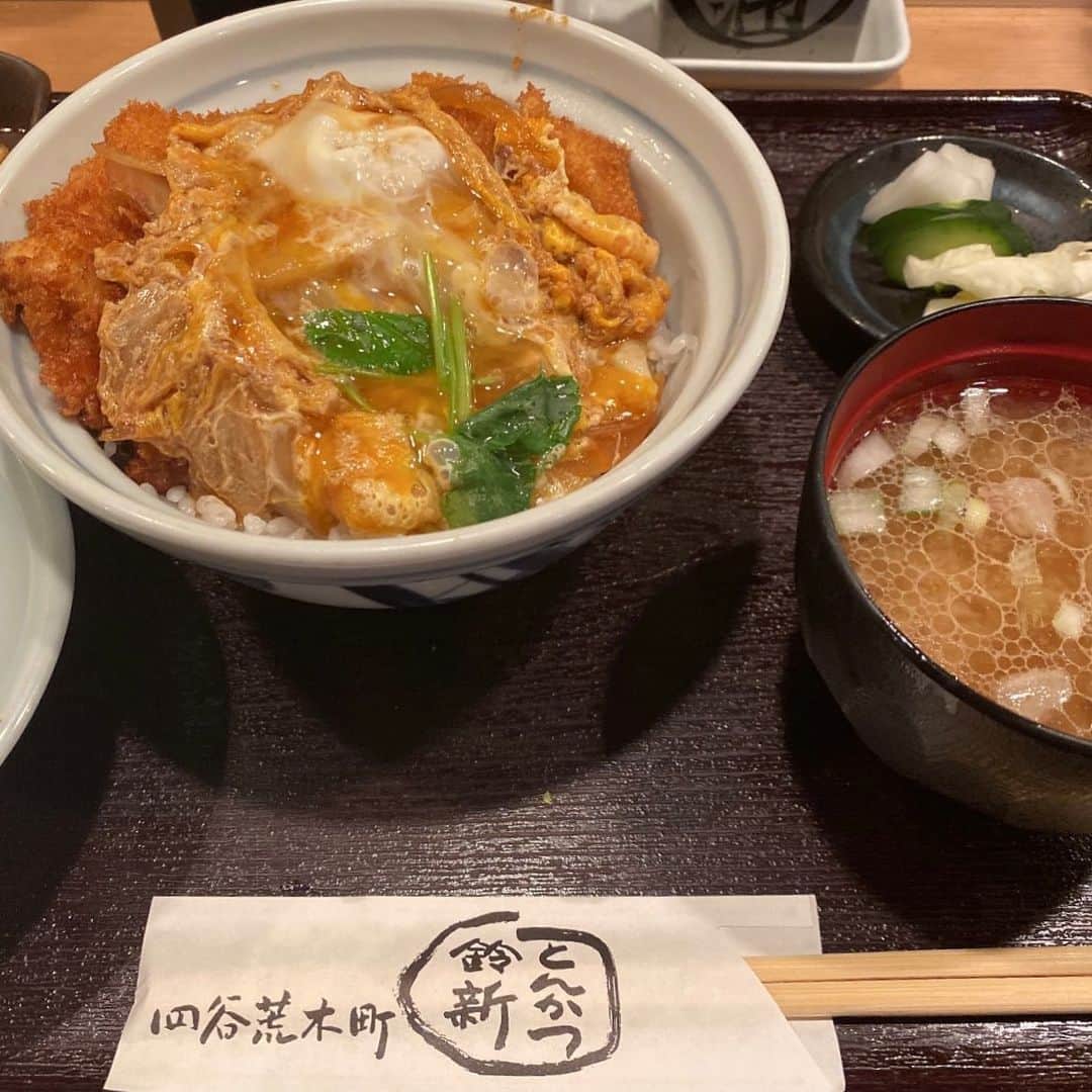澤田修のインスタグラム：「創業60年を超える『とんかつ鈴新』(新宿荒木町)。  揚げたてトンカツに卵とじをかける『かけかつ丼』が名物。 カウンターのみ、会話禁止、職人の手さばきを眺めながらしっかりカツ丼と向き合えます。  カツ丼って、フタを開ける瞬間ワクワクしますわね。  ｢今年初めて短パン見たよ！｣とお褒めのお言葉をいただきました。 セロトニン噴き出しながら仕事に戻ります🔥  #カツ丼 #かけかつ丼 #肉活」