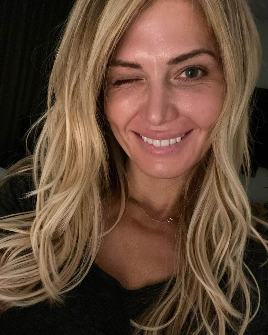 のインスタグラム：「Hi.  I just wanted to remind you that we are all just trying to find our way In this life. Social media is flooded w/ppl  who want to “show us the way”...who know everything, have all the best things you didnt know you wanted or lacked...it’s easy to think they are better & we suck. Theres A LOT of awesome things to learn from others BUT NOBODY has it all together. We all have cracks & battle our own demons of doubt.  . YOU are just as fabulous as the person you are comparing yourself to. Embrace your uniqueness & know it’s what makes you the most awesome YOU. Flaws and all.  . NOBODY can ever do you like you. Own it. Work on better & remember we are all cut from the same cloth; flaws and all.」